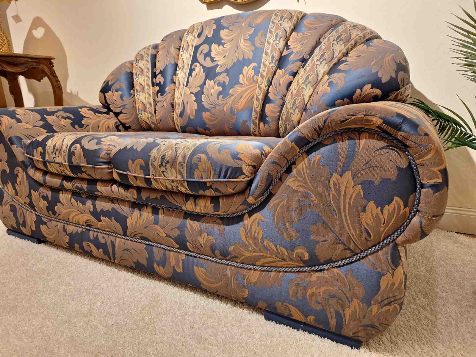 Besonders geformtes Sofa, blauer Ornamentstoff, komfortabler Sitz, hochwertig, Secondhand, seitlich.