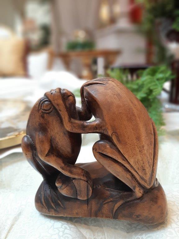 Handschmeichler aus Holz mit geschnitzten Fröschen in weicher organischer Form