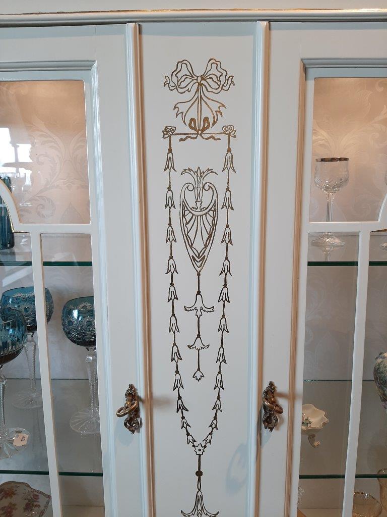 Türen der englischen Vitrine mit Glas und goldenen Intarsien