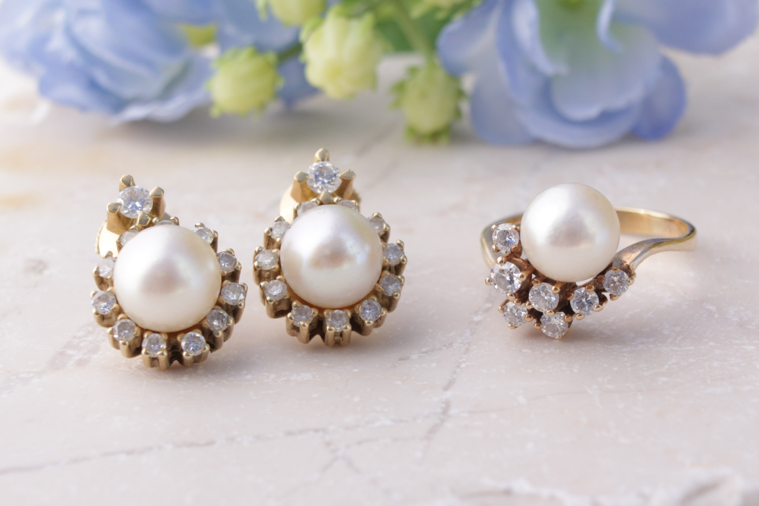 Set aus Ring und Ohrringen, aus Gelbgold mit Perle und Diamanten, Frontalansicht 1.