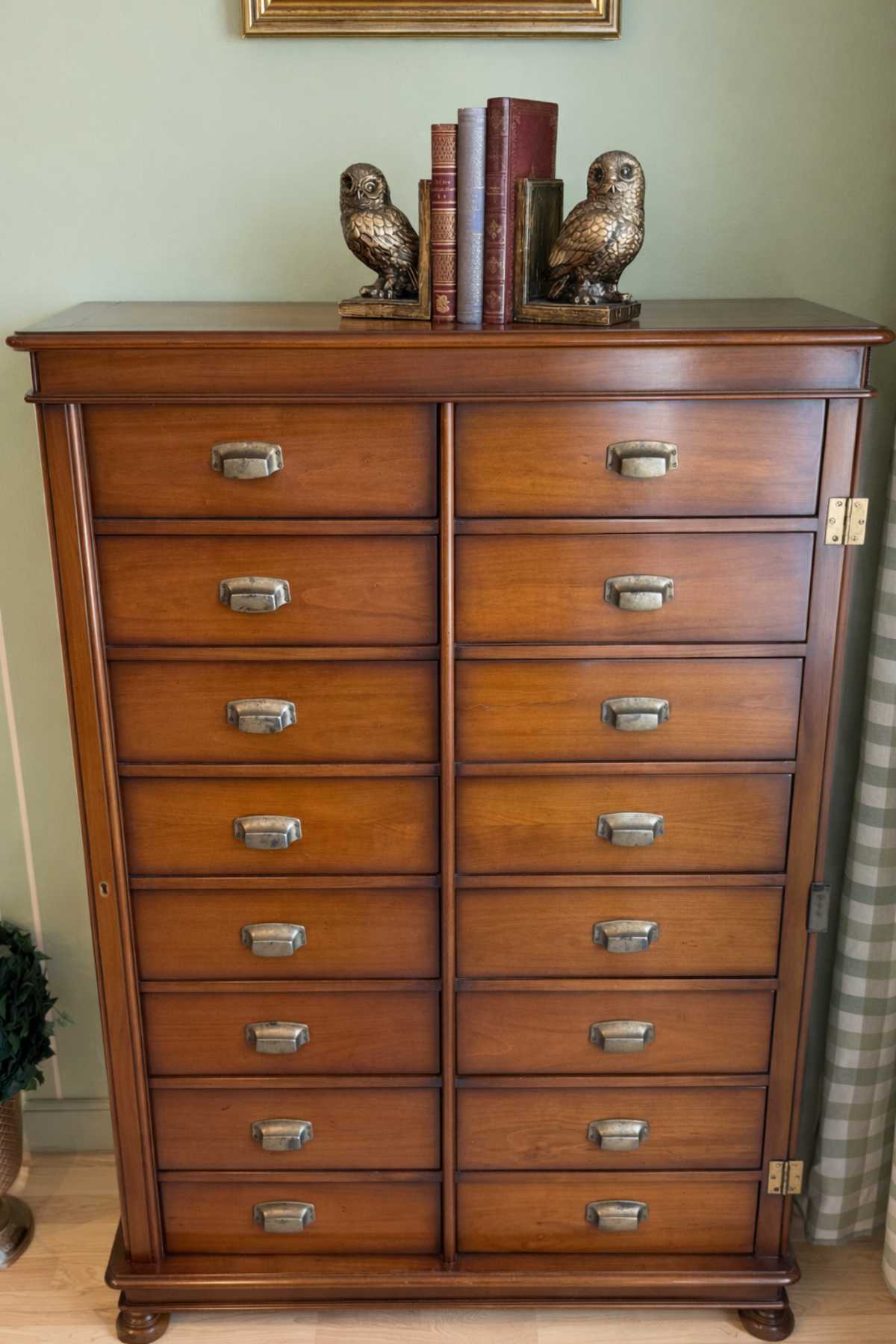 Englische Schubladenkommode Asolo aus Italien mit vielen kleinen Schubladen im klassischen Stil aus Massivholz.