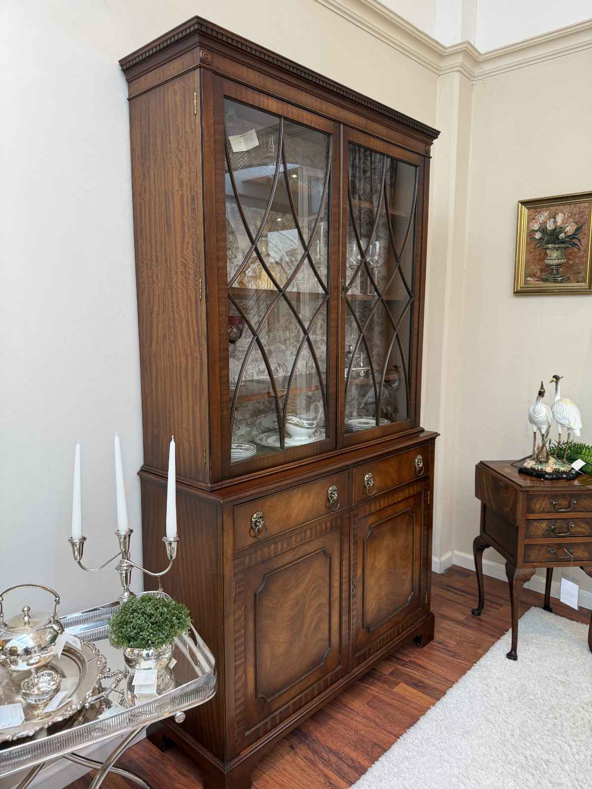 Seitenansicht der englischen Vitrine Elsie mit klassischer Verglasung und Mahagoni Holz.