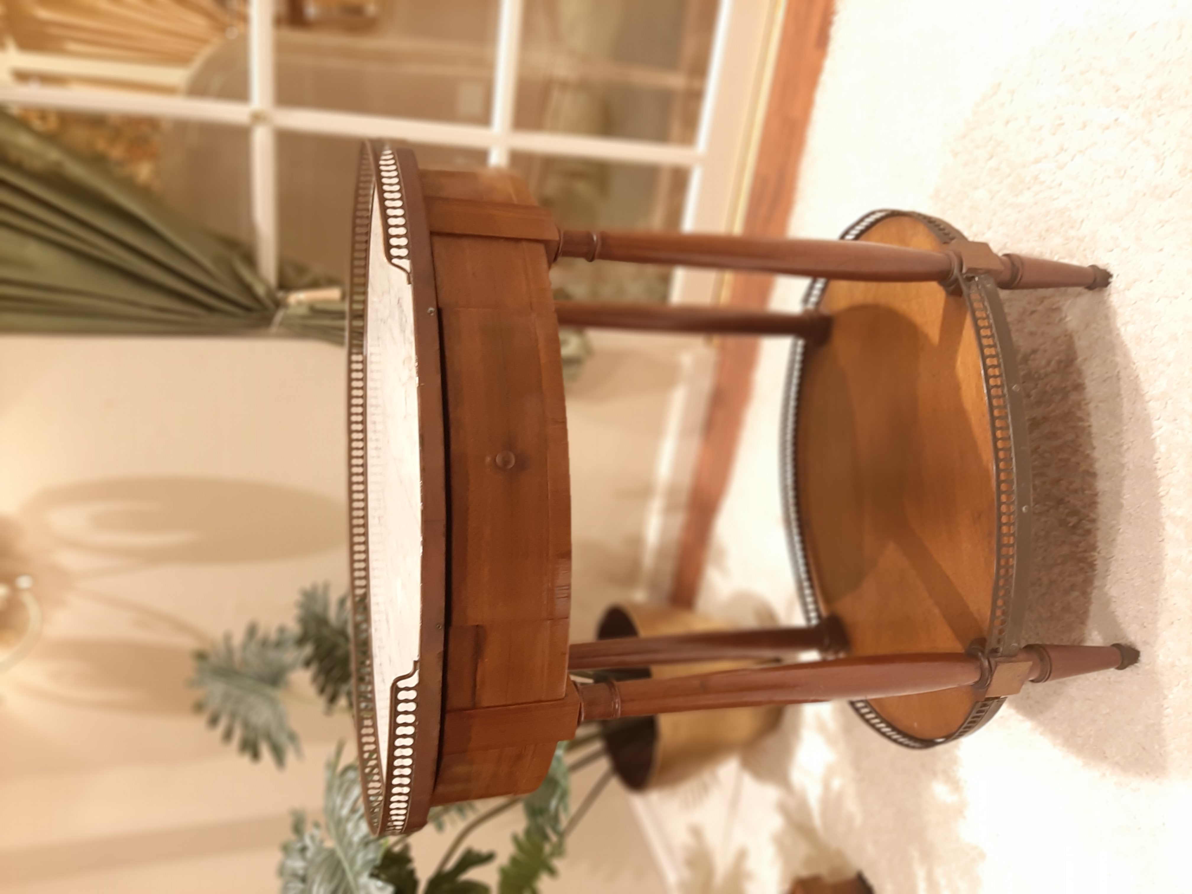 Empire Beistelltisch aus Frankreich mit Marmorplatte und Bronze-Galerie, Gesamtansicht