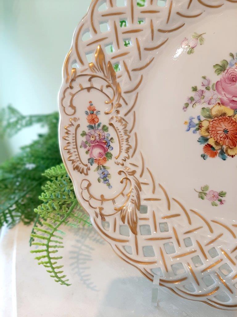 Detailansicht des durchbrochenen Randes eines handbemalten Wandtellers