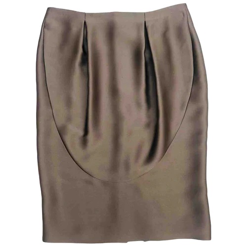 Grausilbriger Seidenrock von Giorgio Armani mit dezentem Faltenwurf und eleganter Linienführung