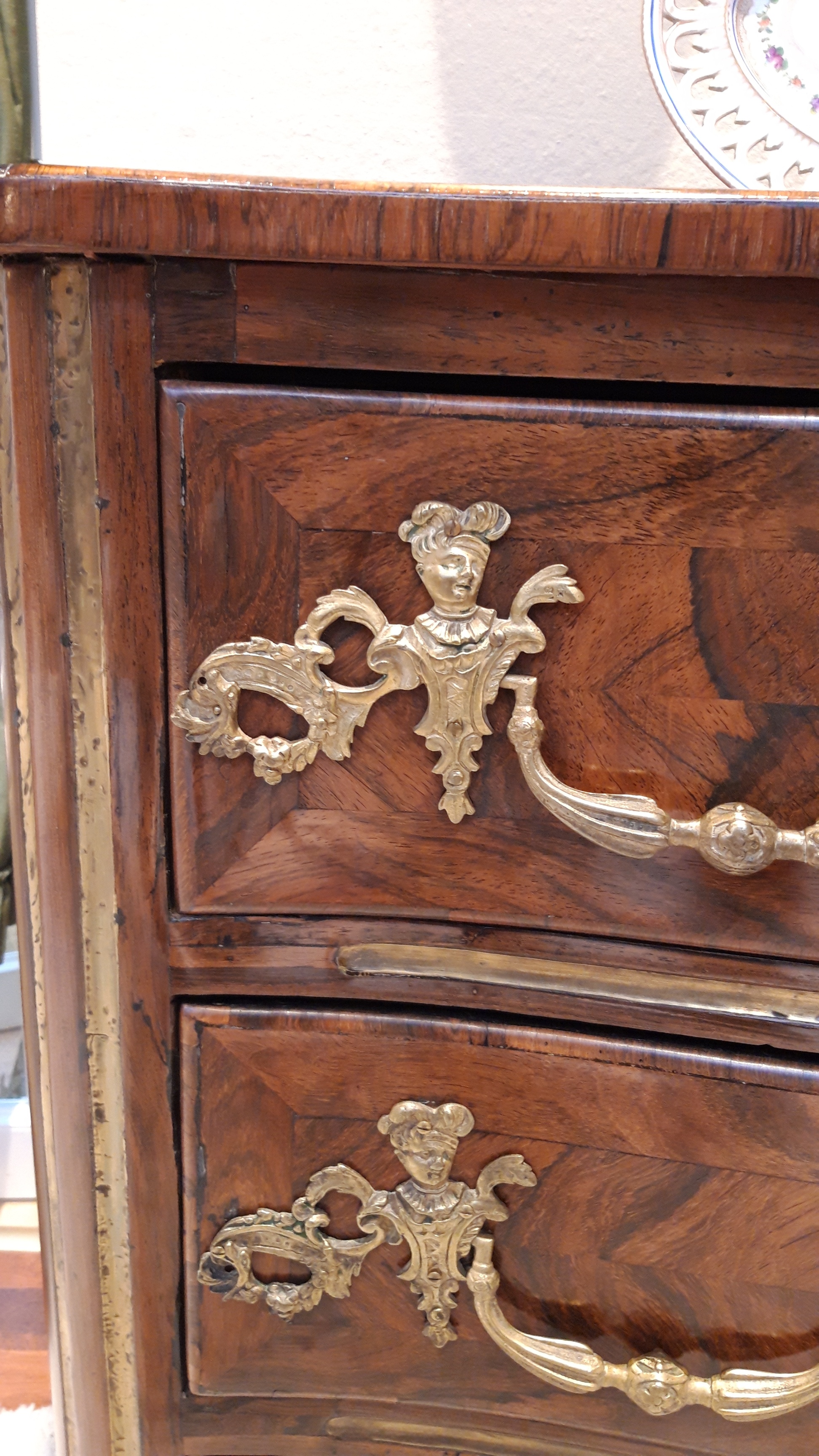 Detailansicht der linken Schublade mit Bronzebeschlag