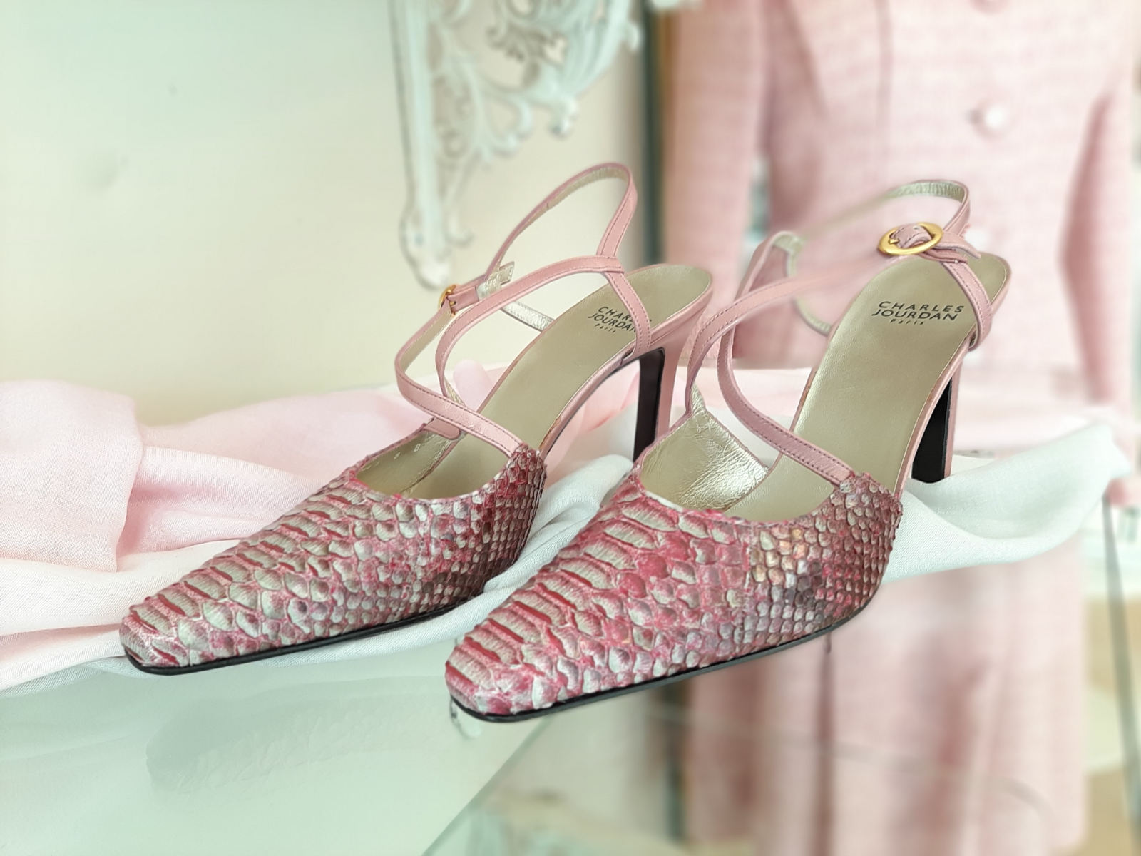 Schuhe von Charles Jourdan, in rosa und weiß, Größe 39, von vorne.