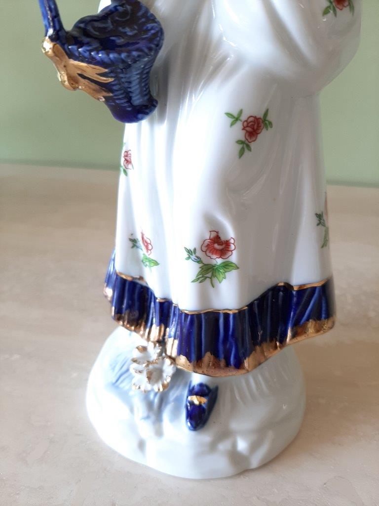 Detail der floralen Bemalung mit Gold an einer Porzellanfigur