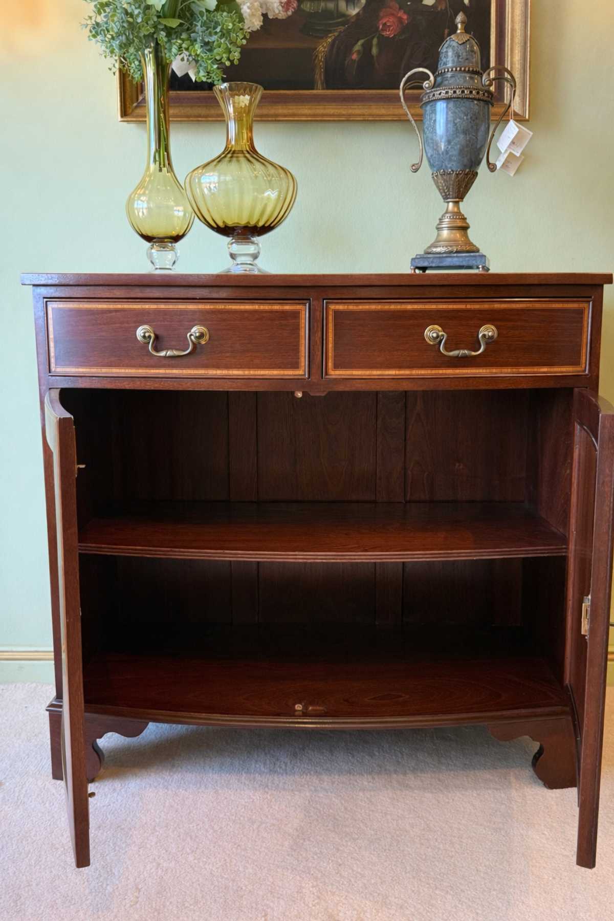 Innenraum der Mahagoni Kommode im englischen Stil mit großzügigem Stauraum hinter Türen.