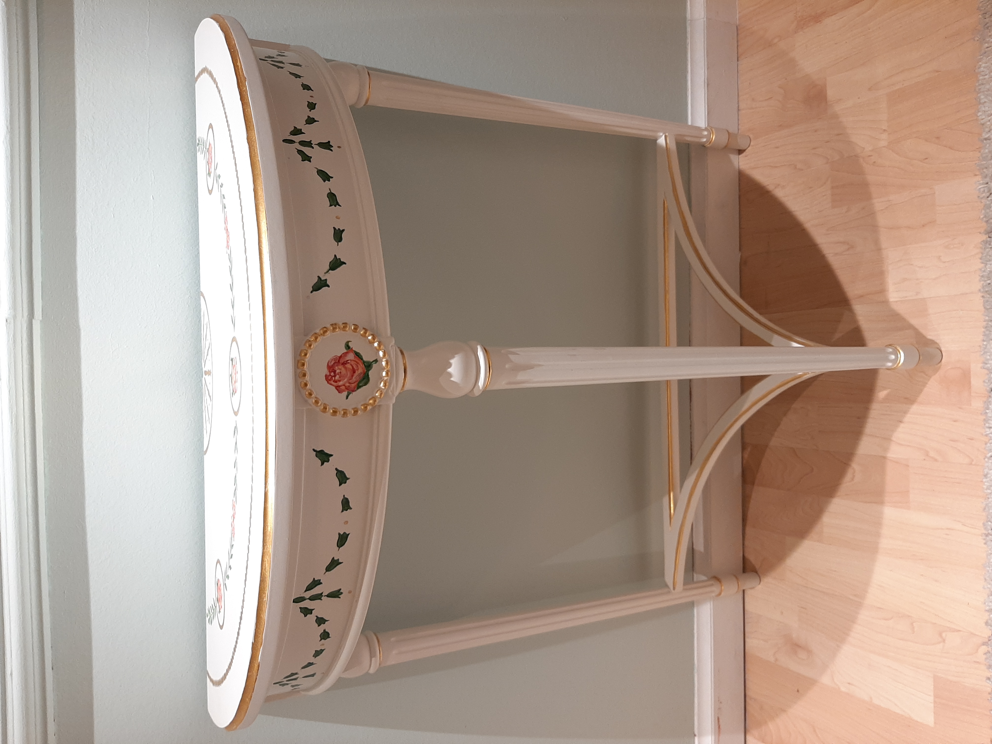 Bemalte Jugendstil-Konsole frontal fotografiert