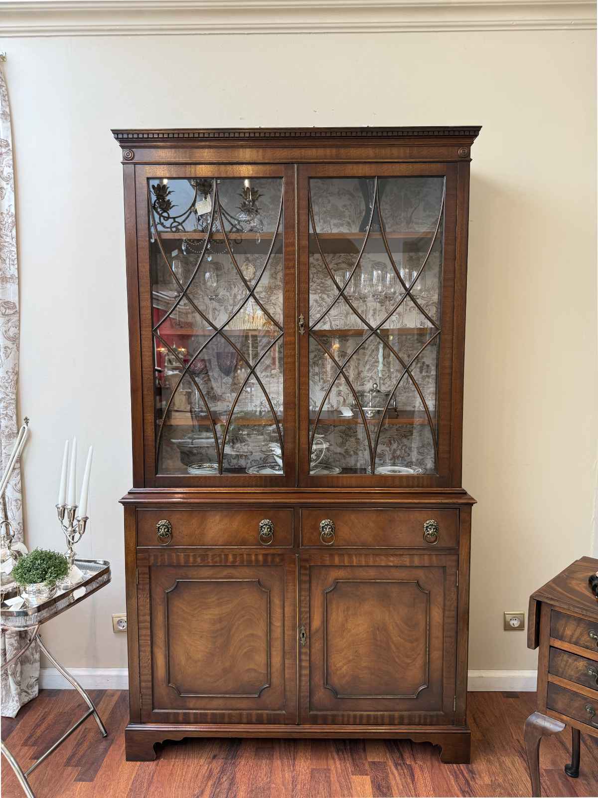 Englische Vitrine Elsie aus Mahagoni von Bevan Funnell in eleganter Vorderansicht.