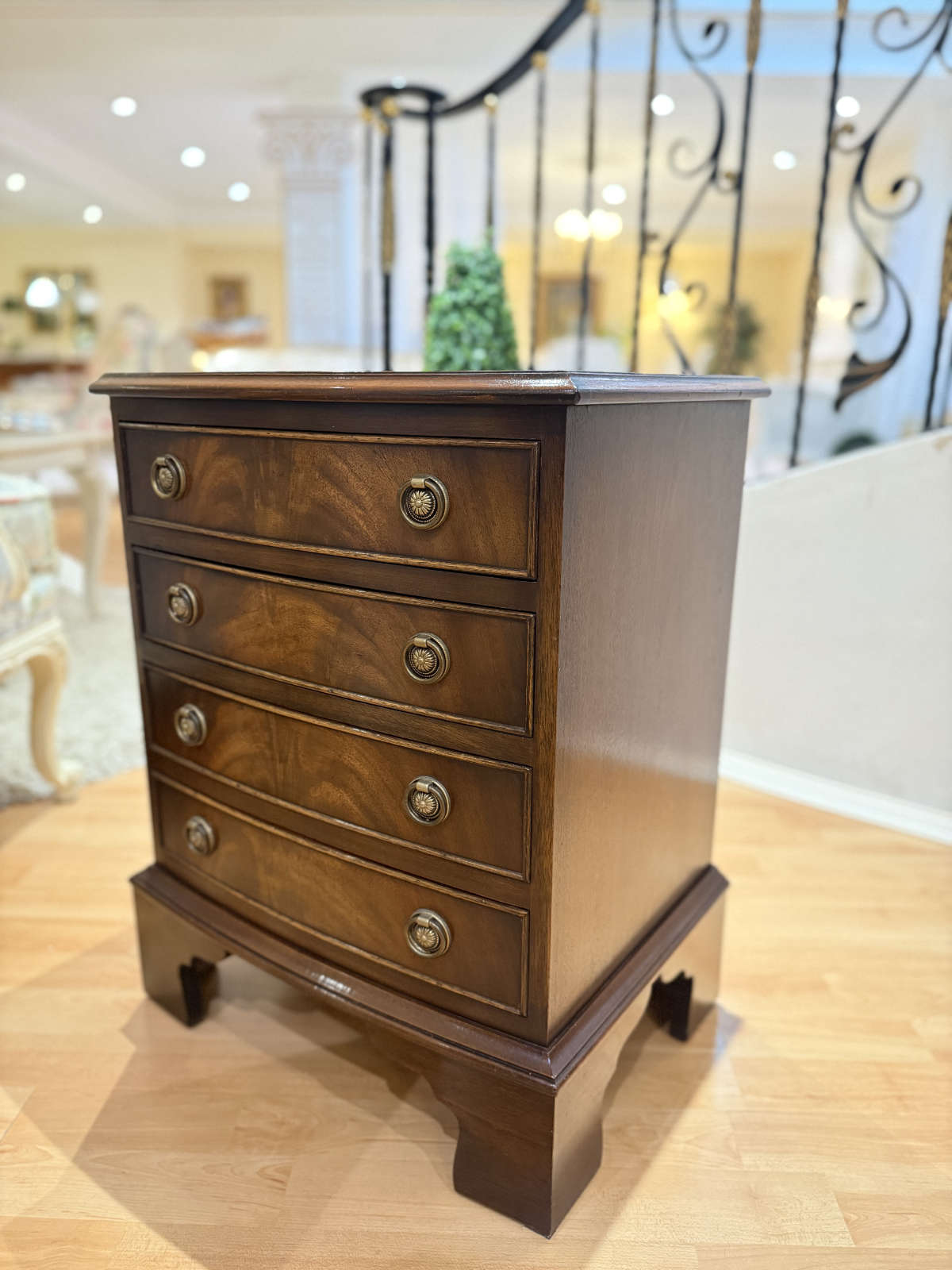 Kommödchen Toby mit Schubladen aus Mahagoni im klassischen Design.