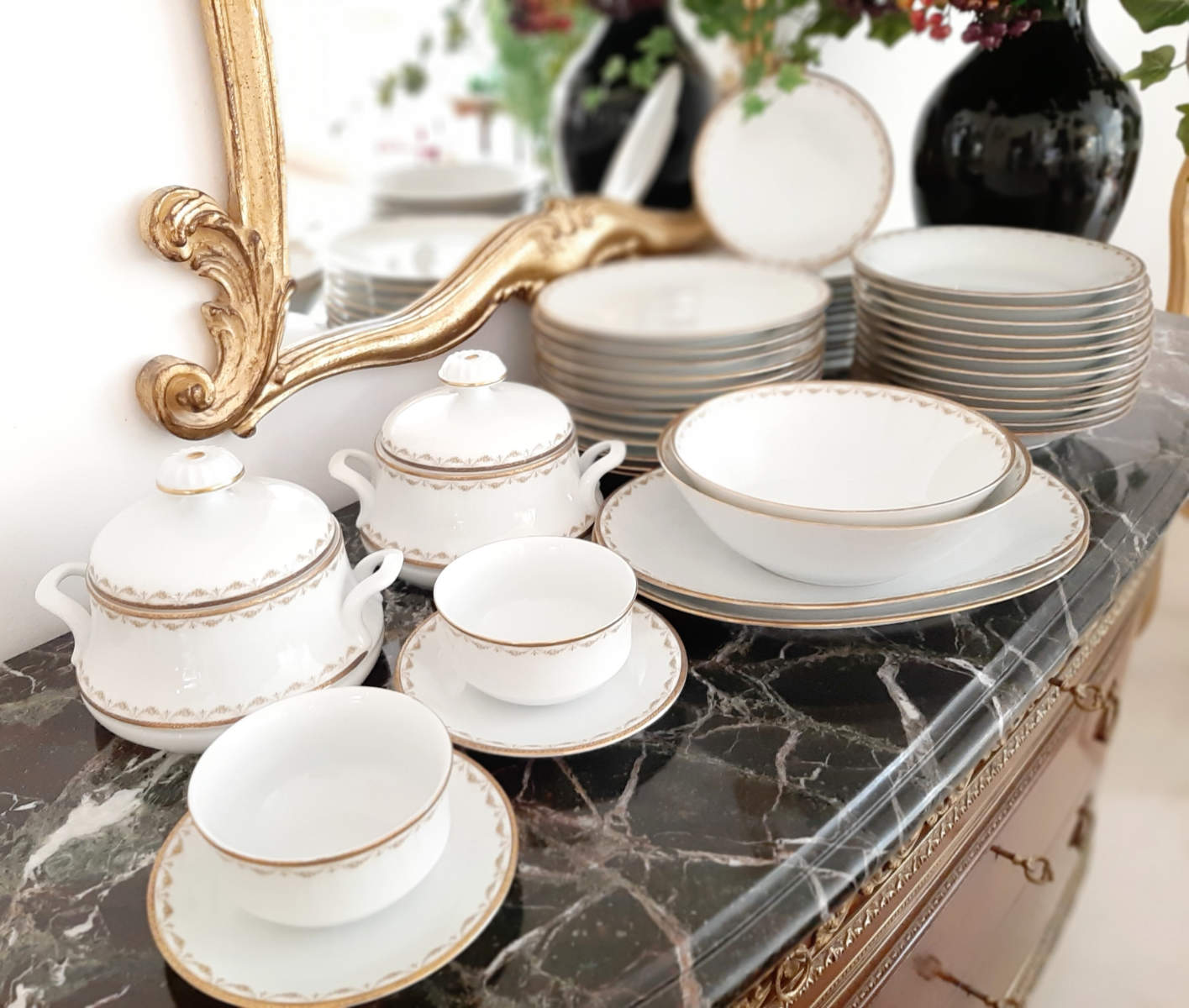 Speiseservice 12 Personen weiss gold Porzellan komplettes Set Speiseservice für 12 Personen, in weiß-gold, aus Porzellan, Komplettes Set.
