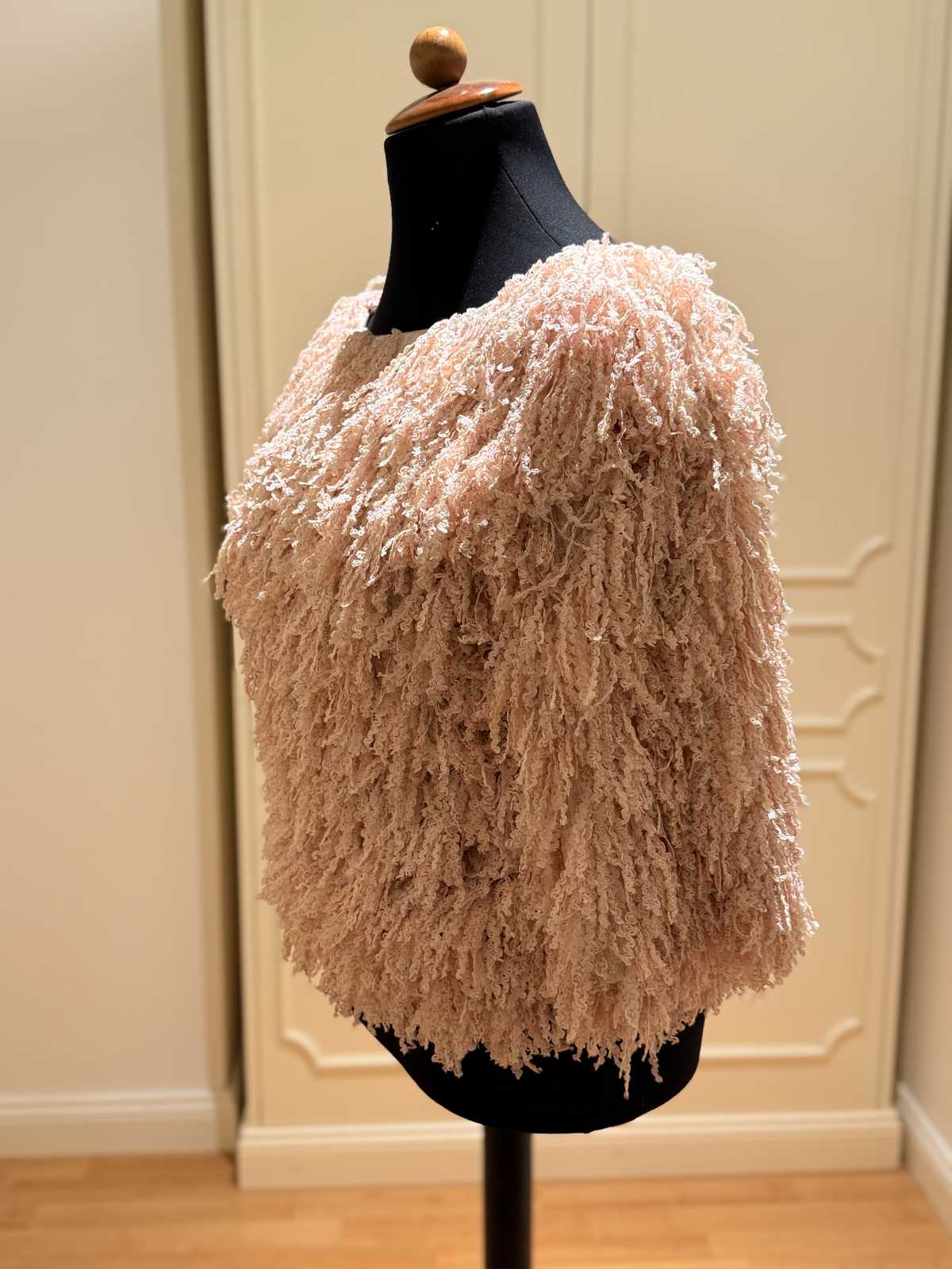 CHANEL Oberteil mit Fransen in rose, in Größe 42 seitlich.