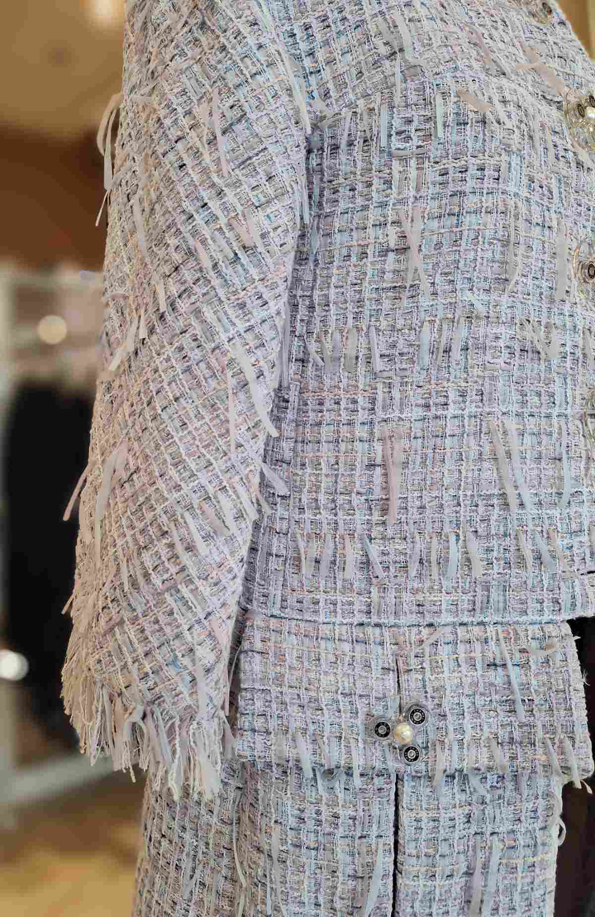 Chanel Gehrock, in flieder-blau, Größe 40, neuwertig, mit Fransen und großen Knöpfen, Detail.