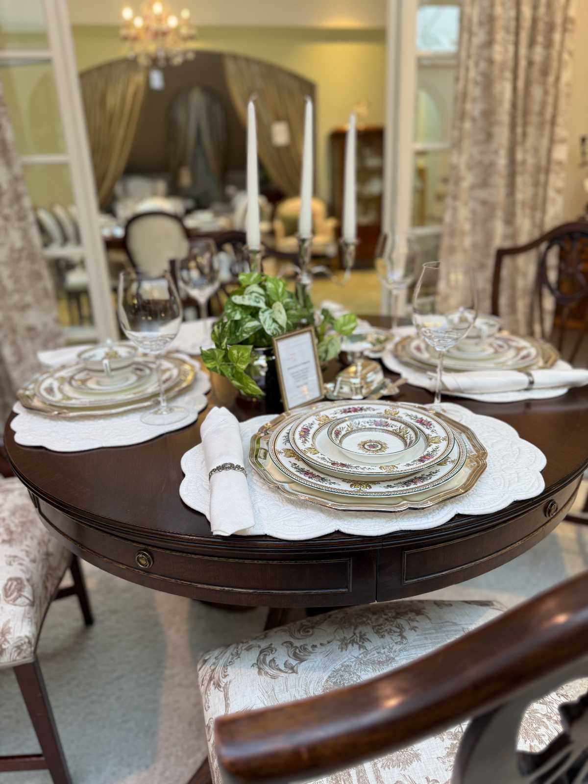 Essgruppe Louis Englischer Stil Rundtisch Gedeckt.