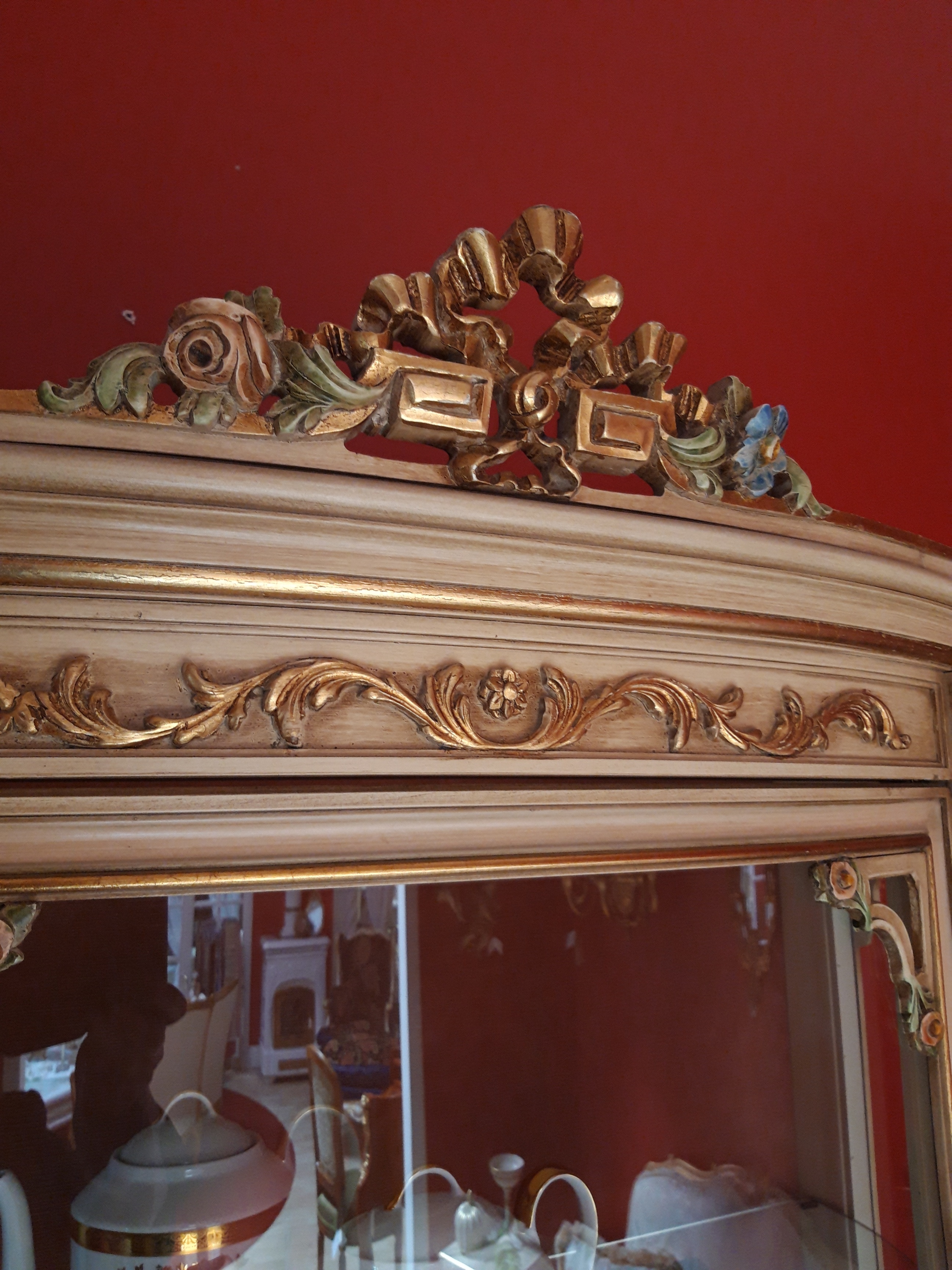 Obere geschnitzte Verzierung der Vitrine