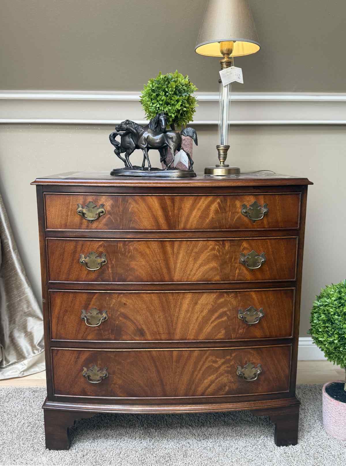 Mahagoni Kommode „Jack“ im englischen Stil von Reprodux by Bevan Funnell – Phönix Schöner Leben.