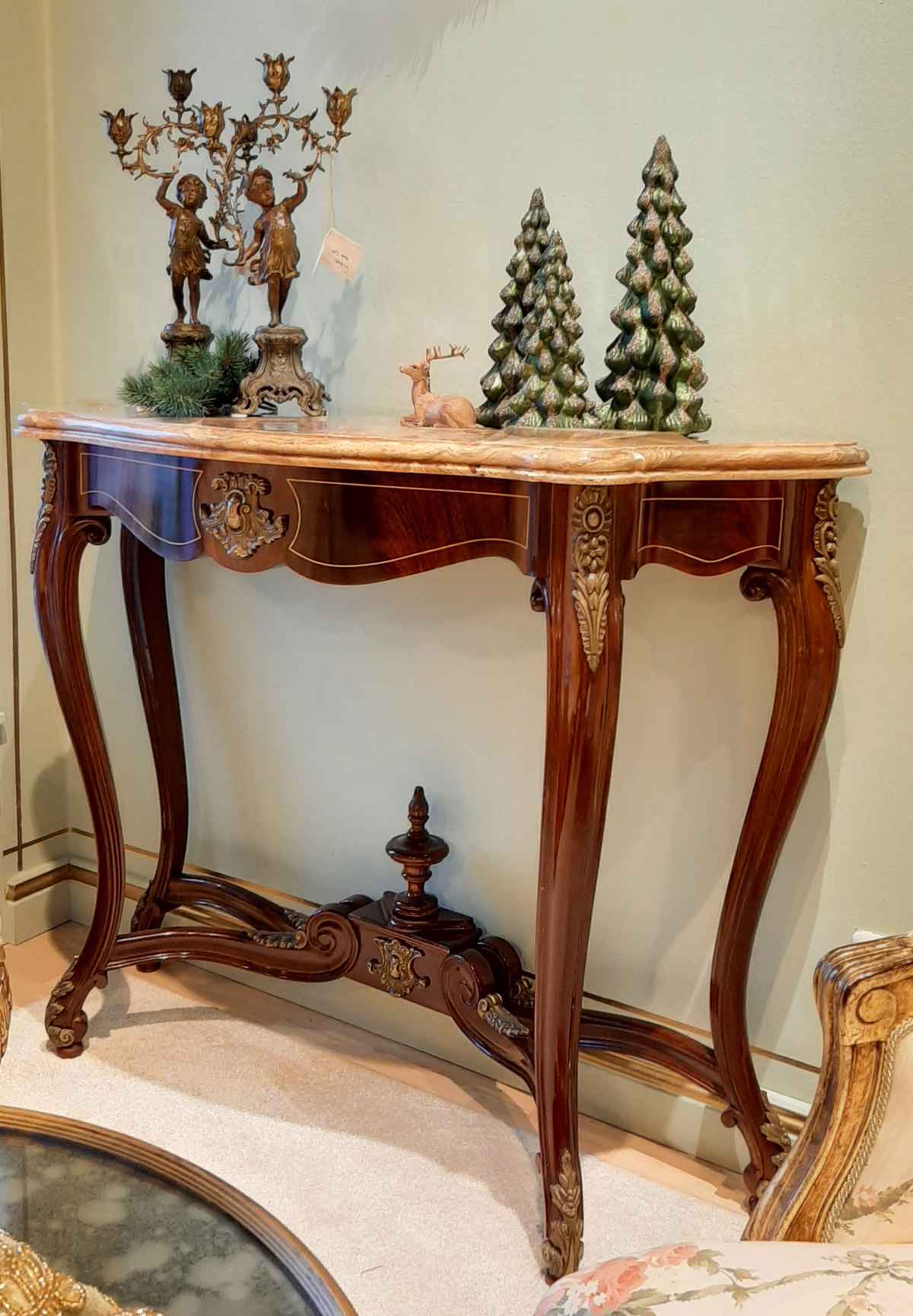 Konsole Marmorplatte Bronzeverzierungen Bandintarsien freistehend frontal Konsole mit Marmorplatte, Bronzeverzierungen, Bandintarsien, freistehend, Frontalansicht.