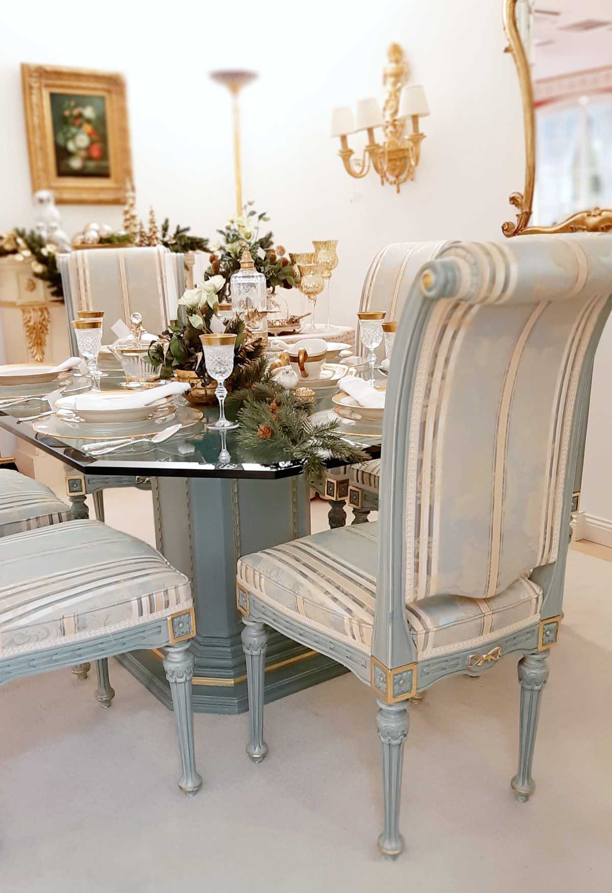 Tischgruppe im Stil des Louis XVI, aus dem Hause Trüggelmann, in türkis mit 6 Stühlen, seitlich 1.