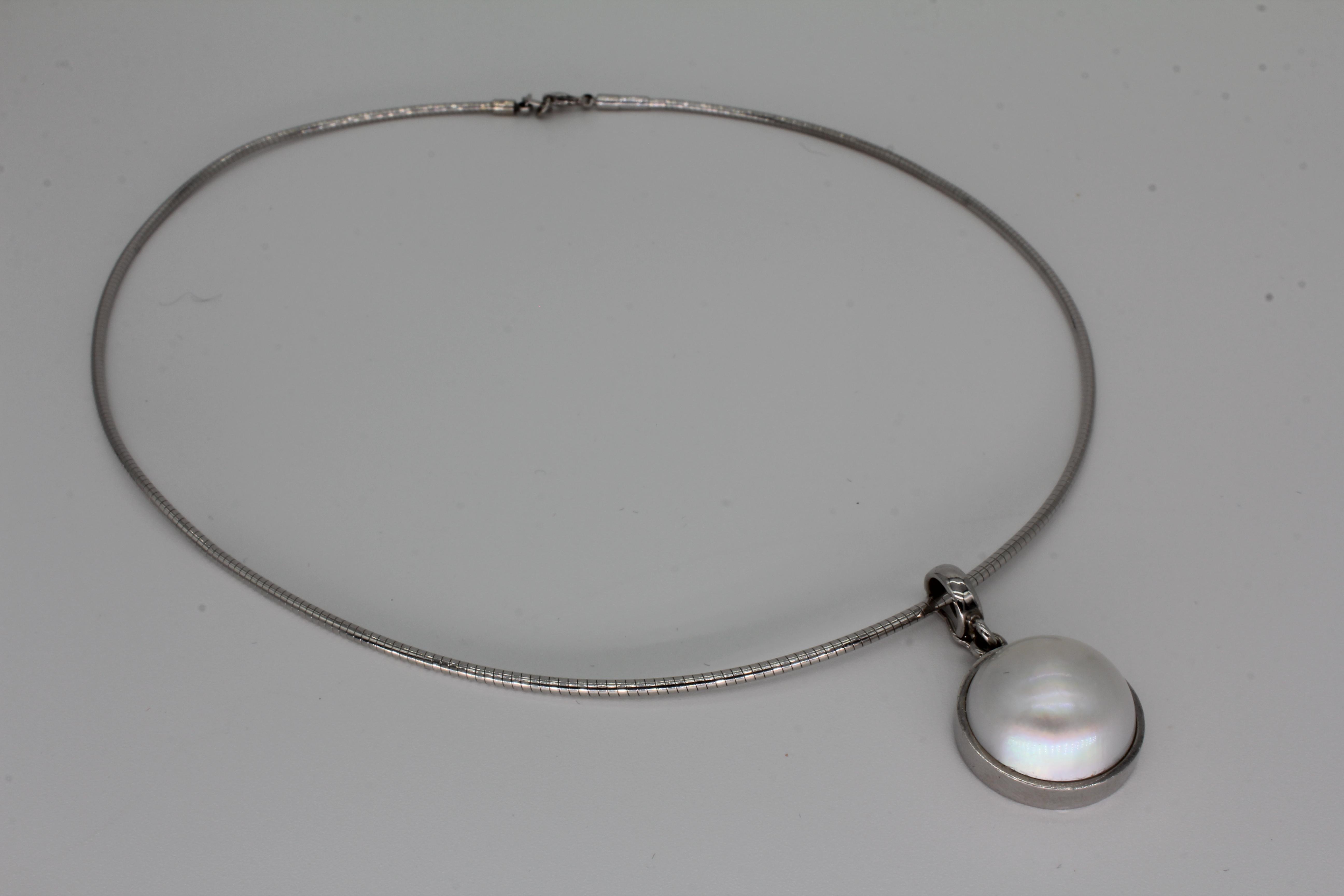 Halsreif aus 585er Weißgold mit Akoya Perlenanhänger