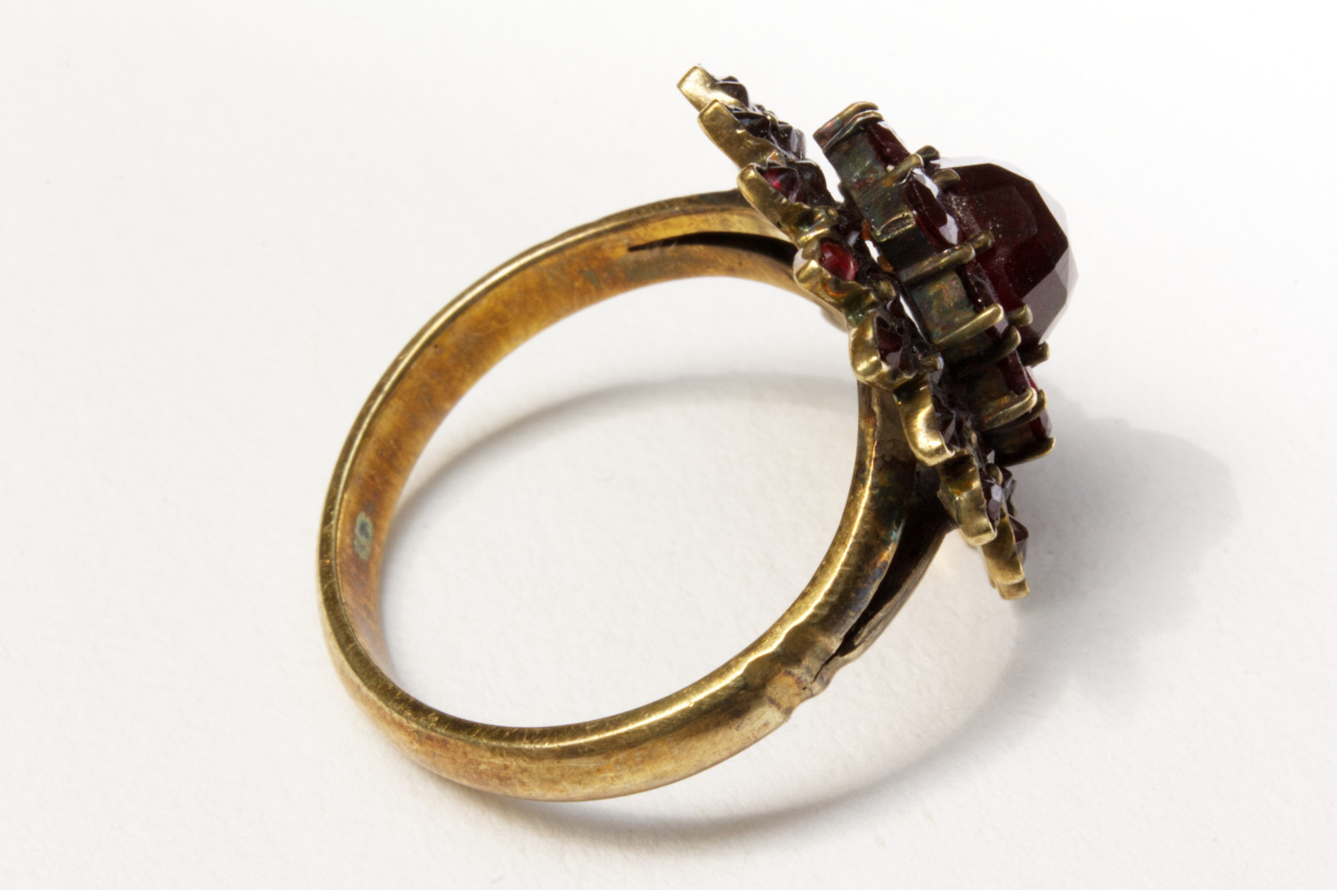 Ring mit Granat Second Hand seitlich gesehen.