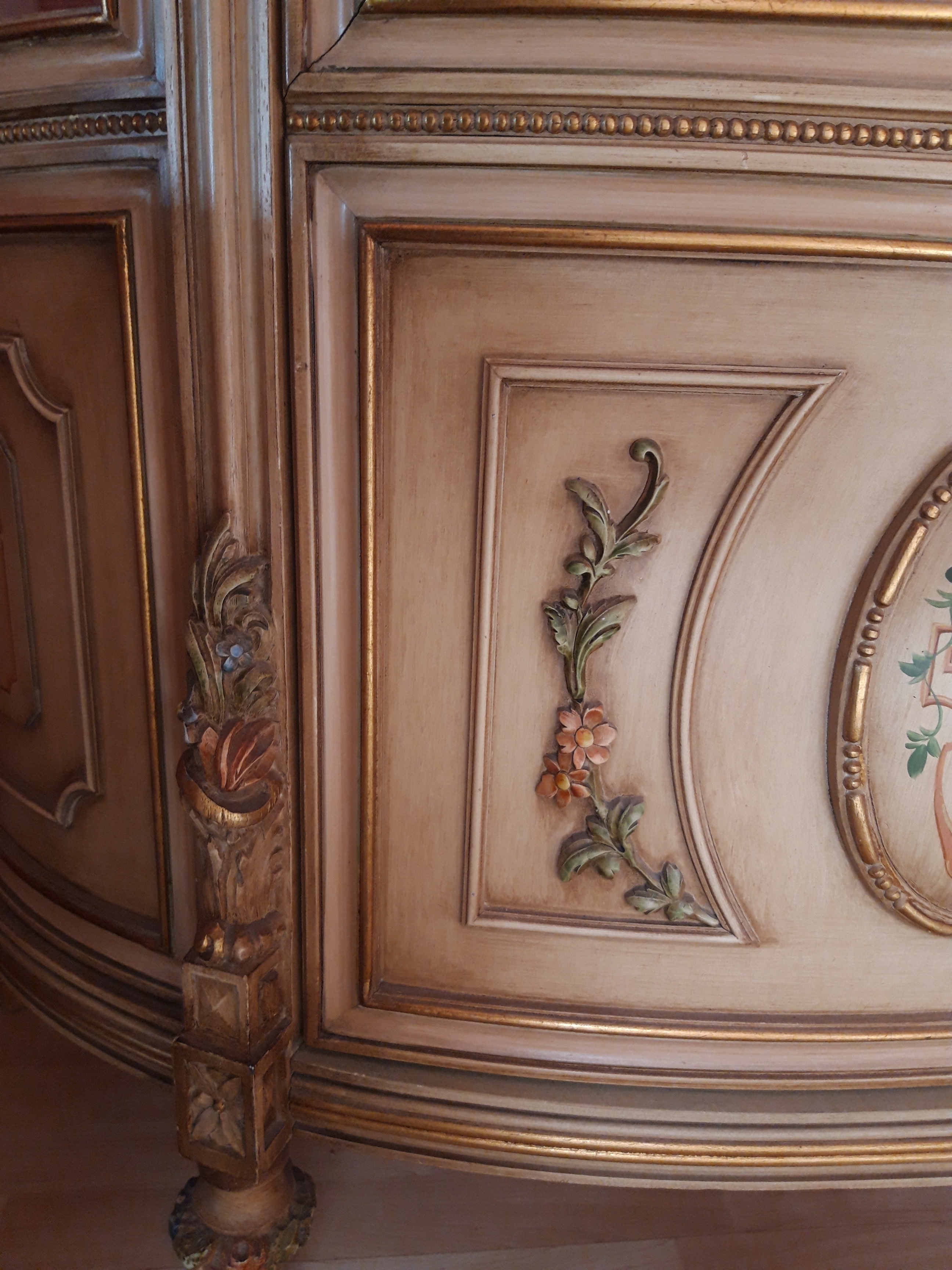 Seitliches Blütenmotiv und Schnitzerei