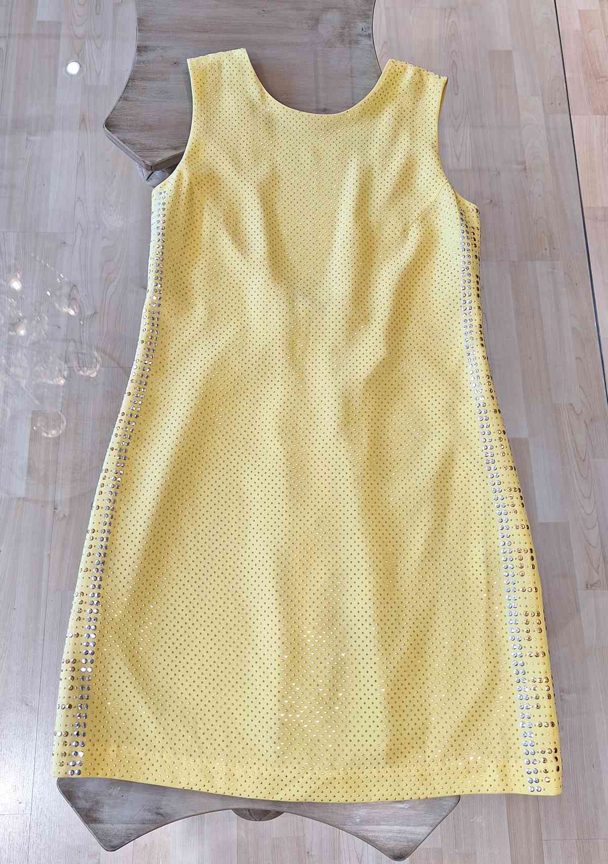 Versace for H&M Kleid, in gelb, Gr. 38, mit Nieten, Frontalansicht.