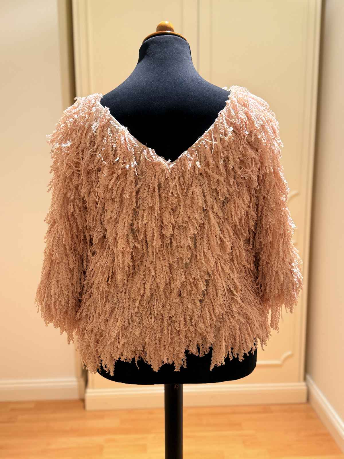 CHANEL Oberteil mit Fransen in rose, in Größe 42 hinten.