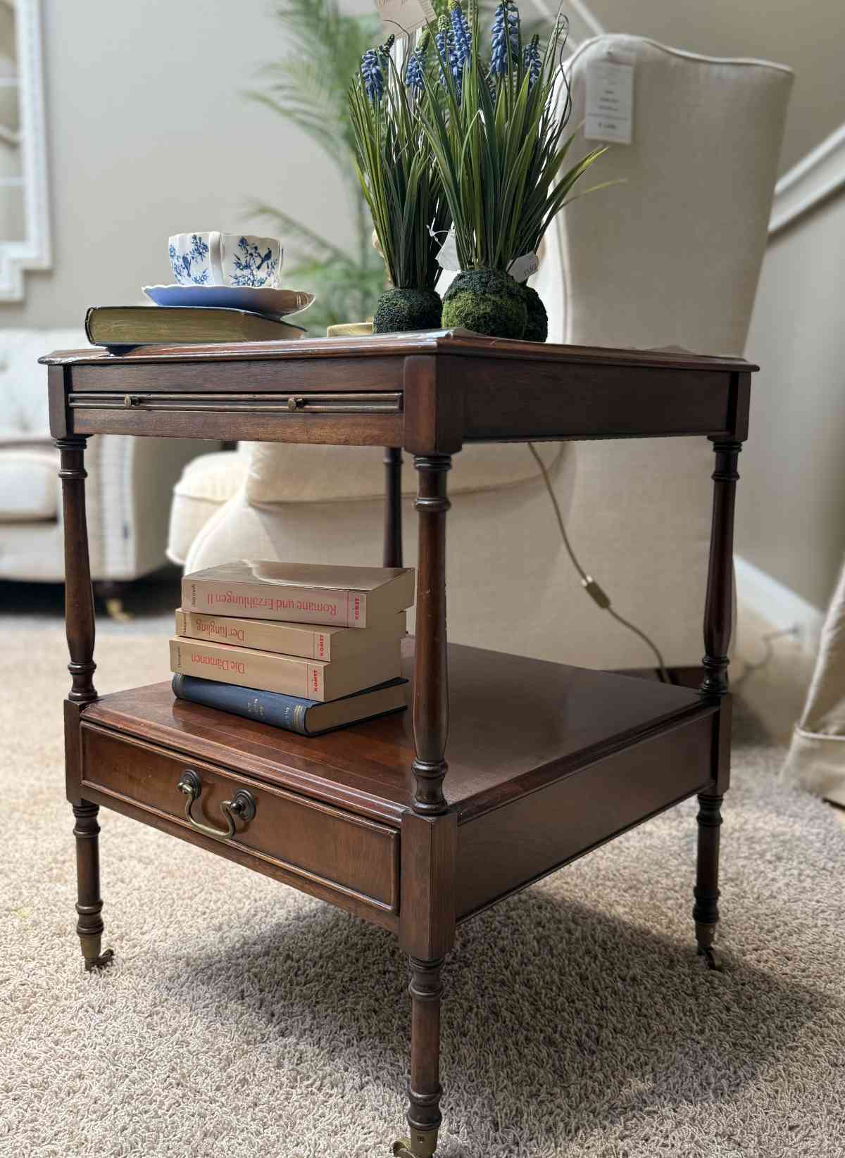  Englischer Beistelltisch Edward aus Mahagoni in Seitenansicht mit Ablagefach.