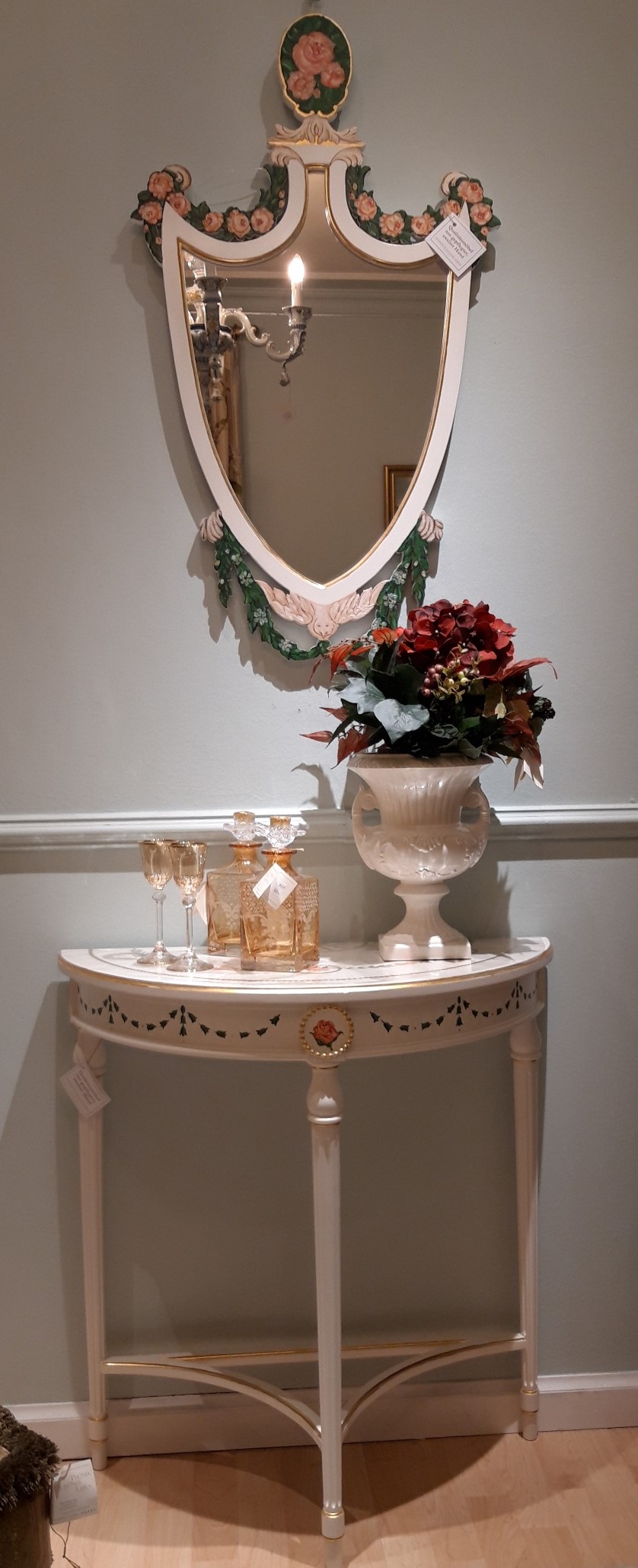 Spiegel und Konsole zusammen als Arrangement frontal