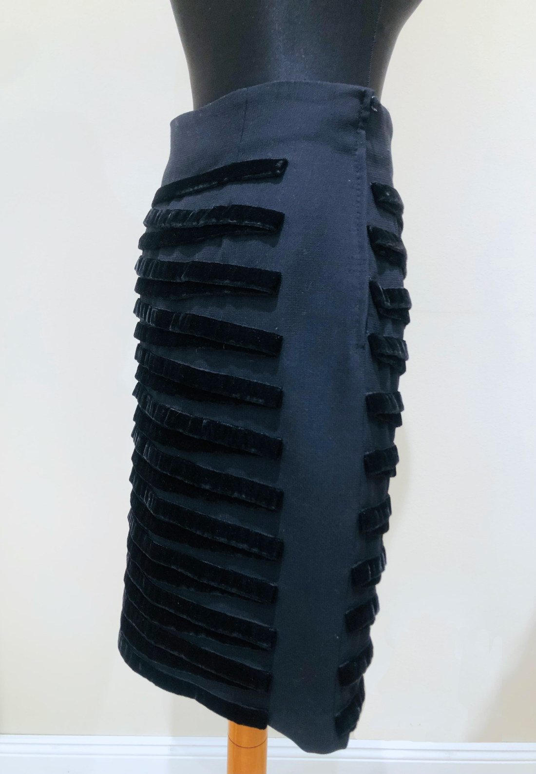 Versace Bleistiftrock, in schwarz, seitlich.