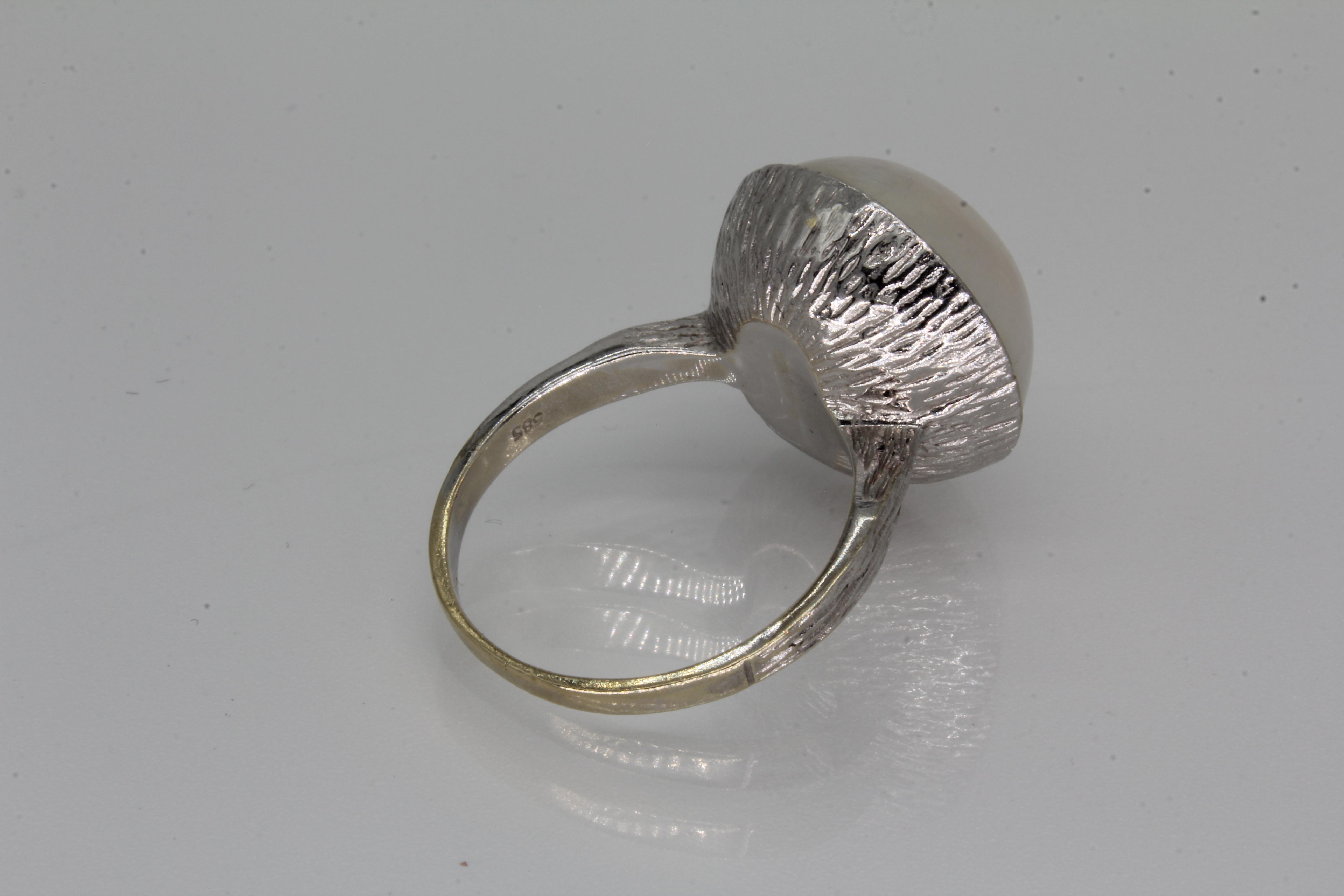 Rückansicht eines Rings aus 585er Weißgold mit Akoya Perle