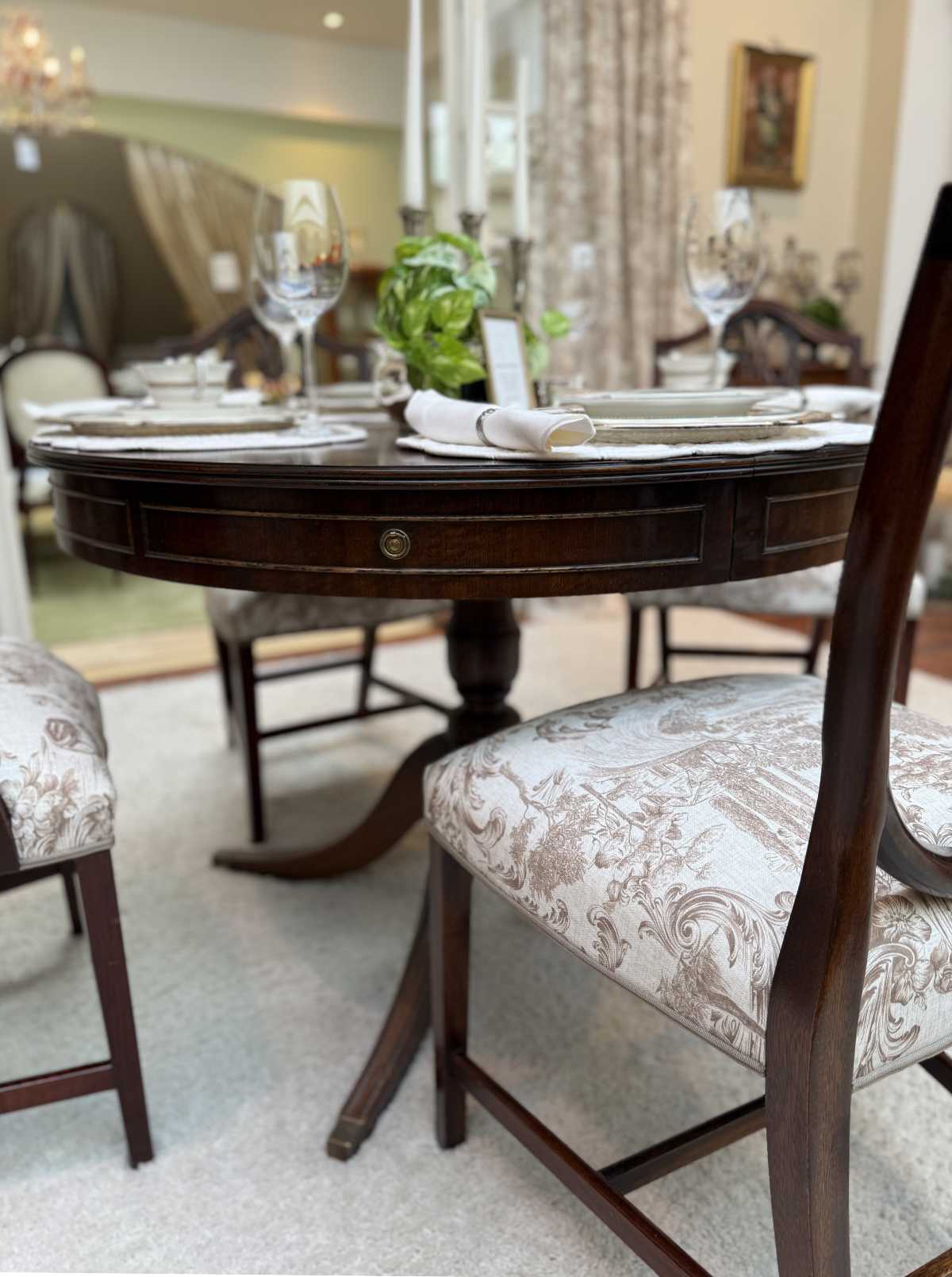 Essgruppe Louis Englischer Stil Mahagoni Rundtisch Mit Stühlen.