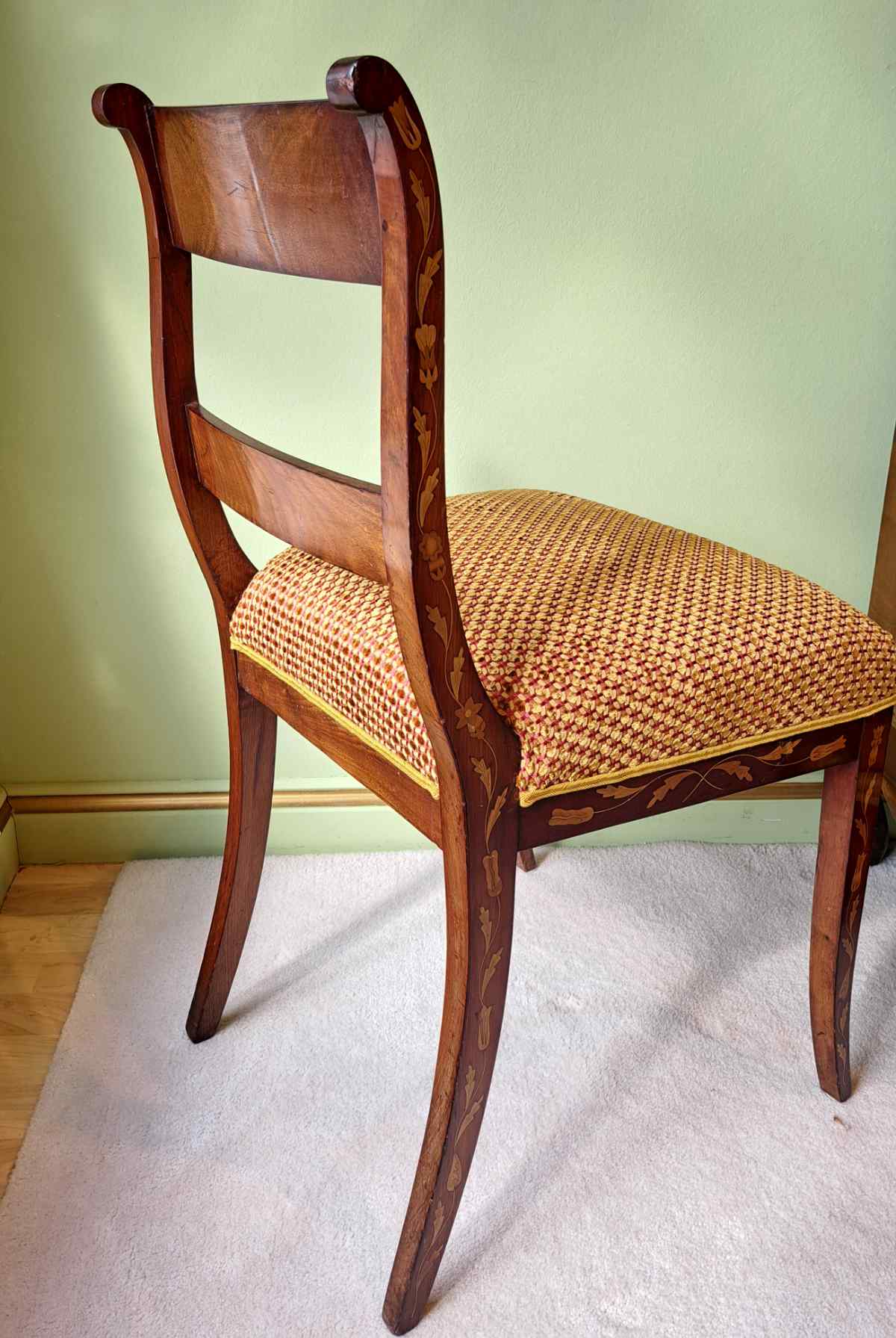 Antiker Stuhl, intarsiert, aus den Niederlanden, wohl 19. Jahrhundert, neu gepolstert und bezogen, von hinten.