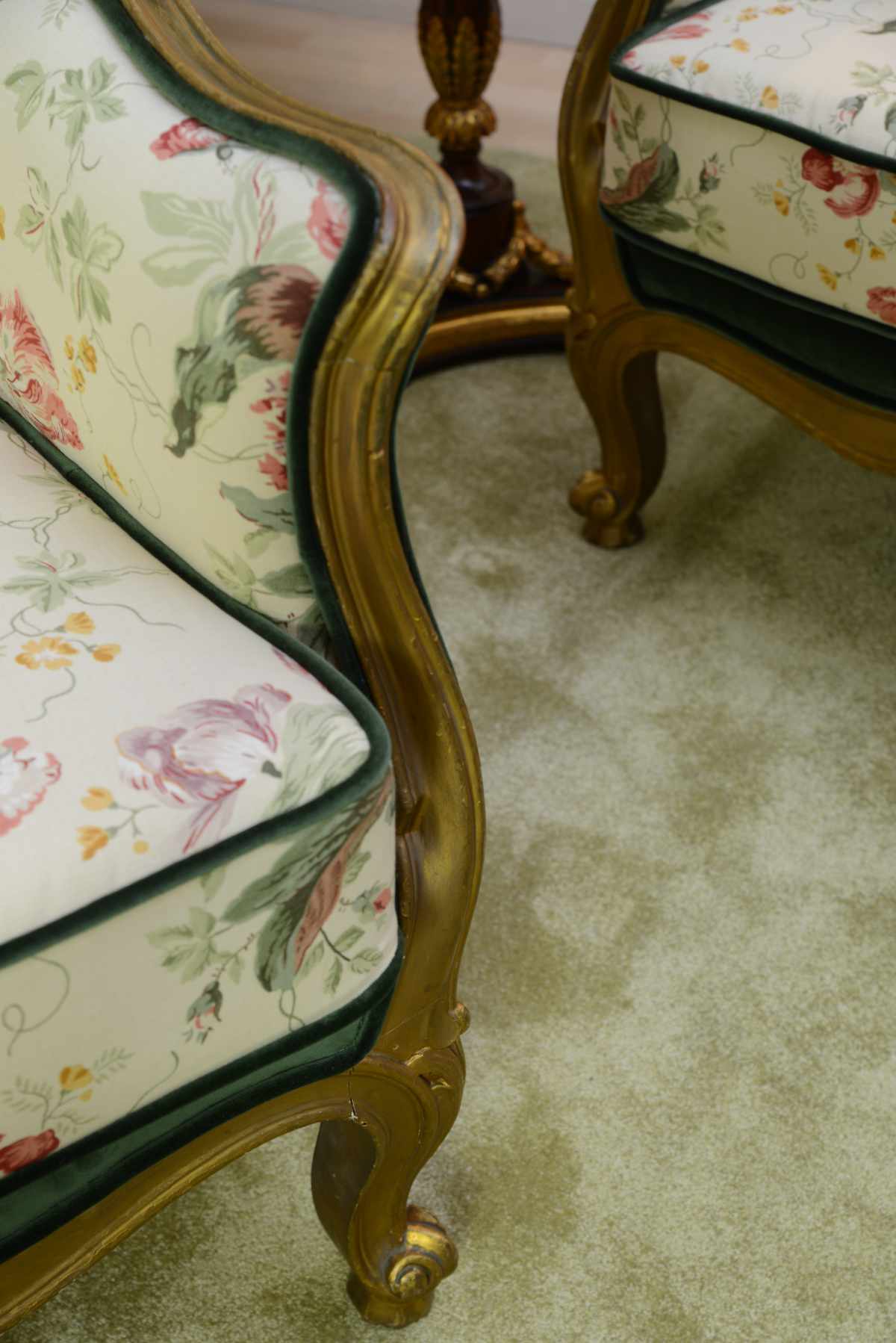 Sessel, antik, in Gold, mit Blumenstoff, Detail.