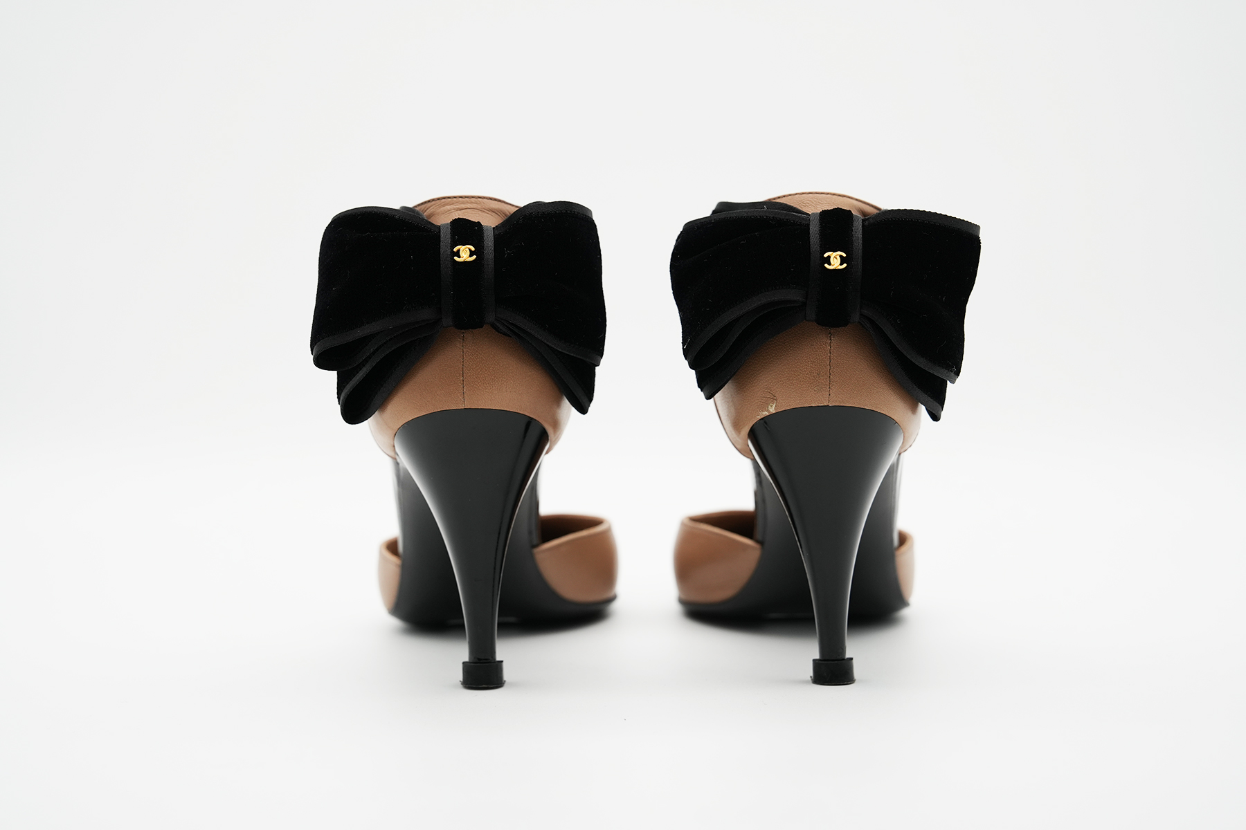 Chanel Pumps rückseitig fotografiert, große schwarze Fersenschleifen sichtbar