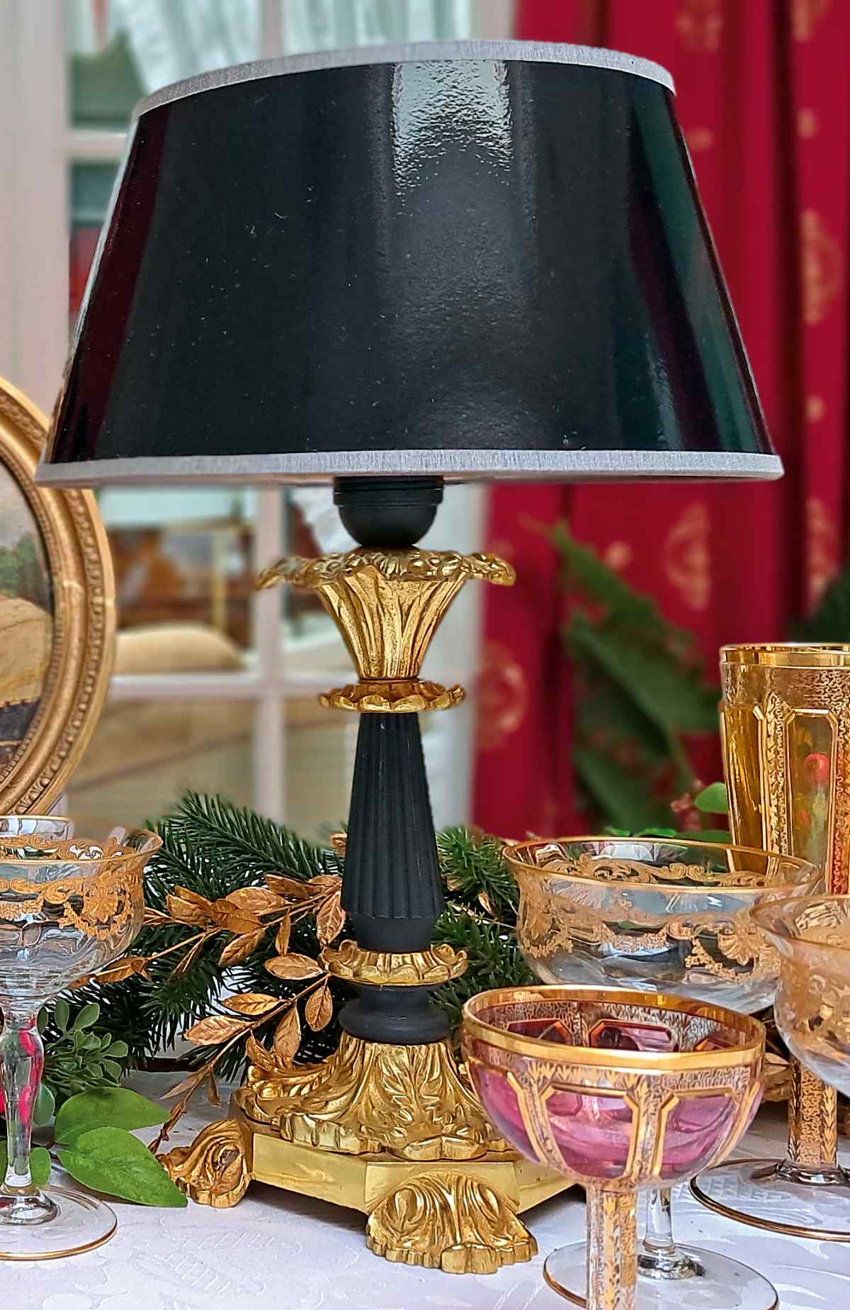 Tischlampe in schwarz und gold, aus Bronze und Holz, stabil und hochwertig, Secondhand Ware, Frontalansicht.