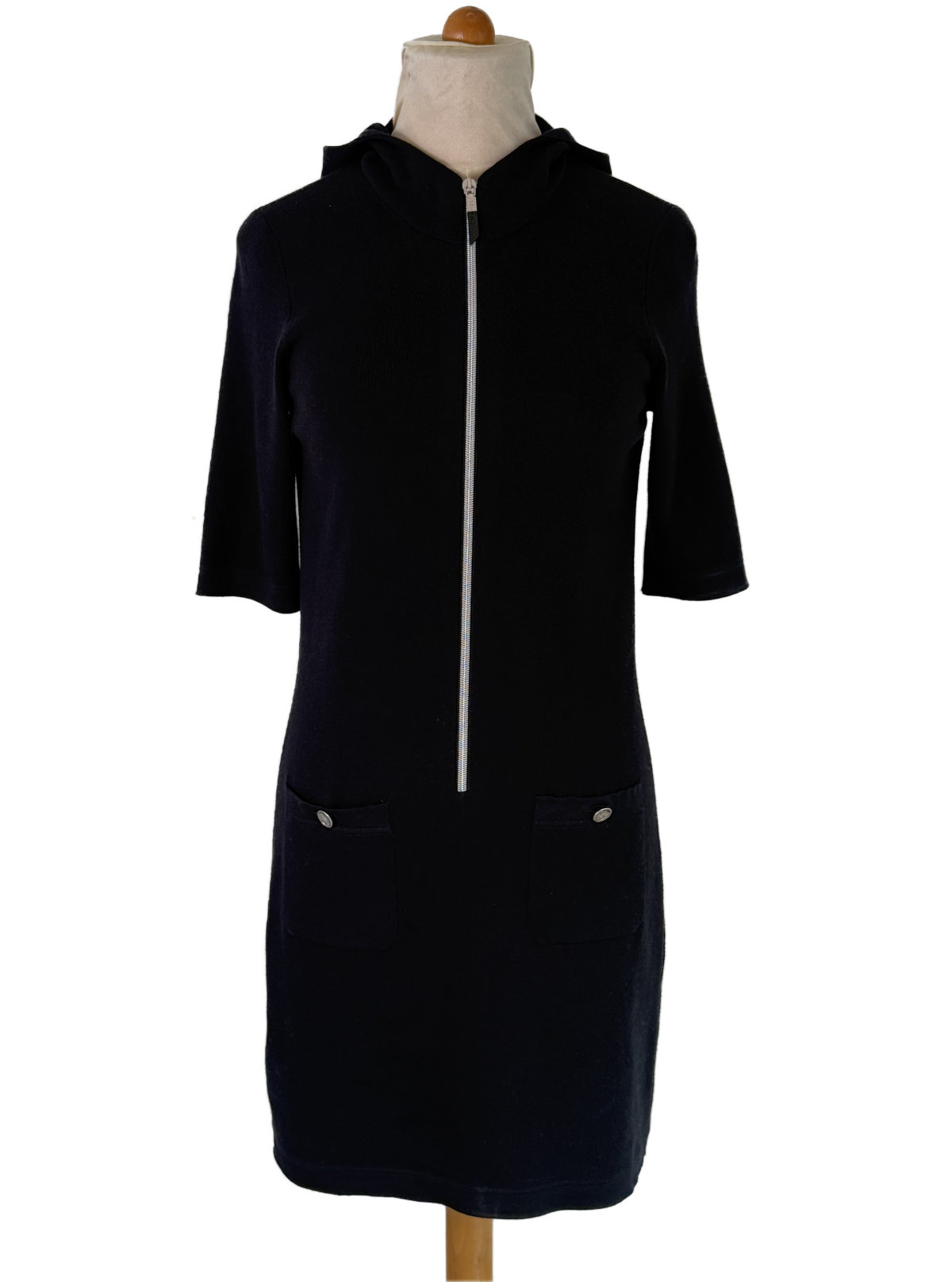 Schwarzes Chanel Kleid mit Kapuze und sichtbarem Reißverschluss in der vorderen Mitte.