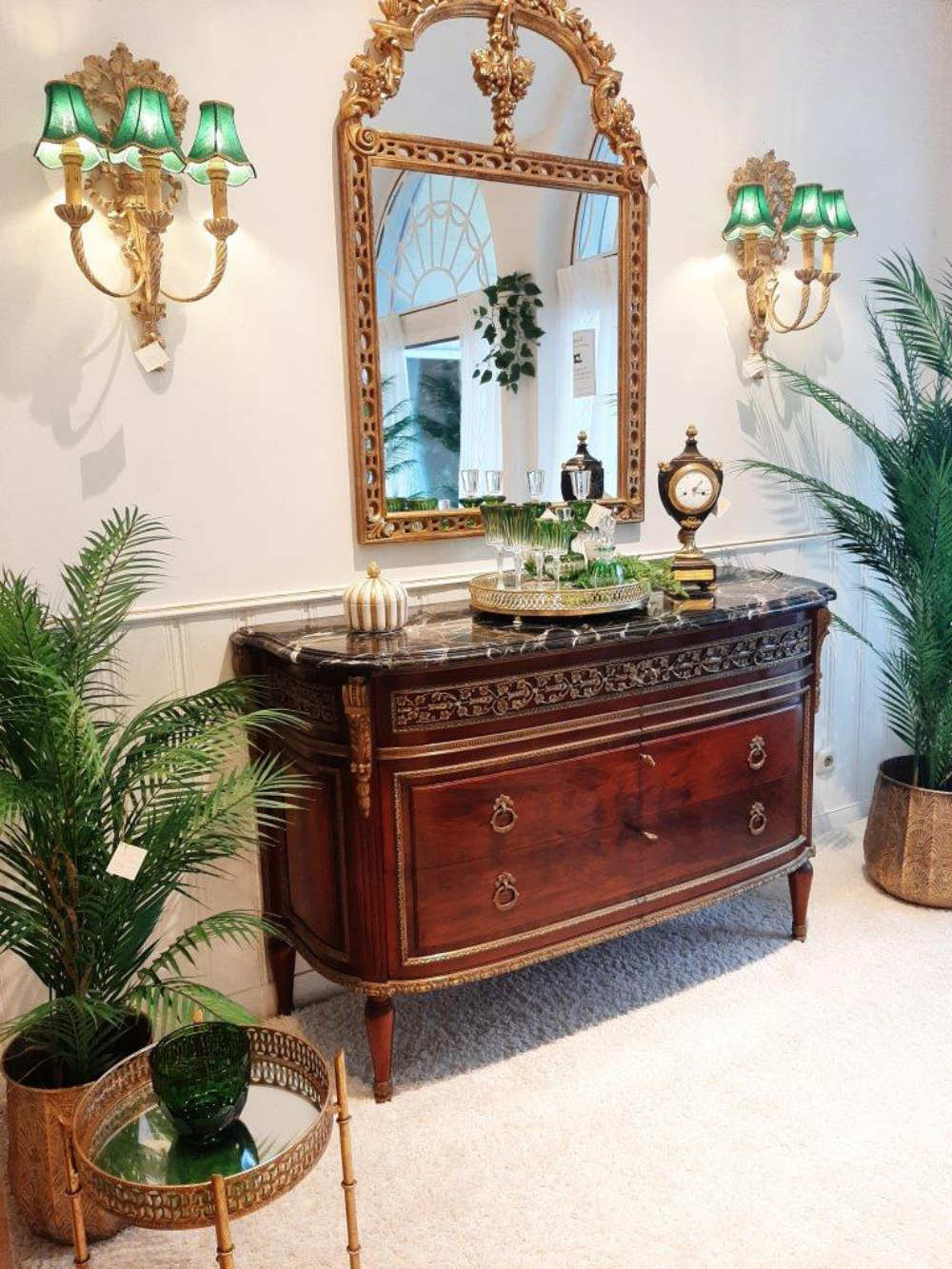 Klassisch geformte Kommode Bronzeverzierungen Marmorplatte abschließbare Schubladen fontal Klassisch geformte Kommode, mit Bronzeverzierungen, Marmorplatte, abschließbaren Schubladen, Frontalansicht.