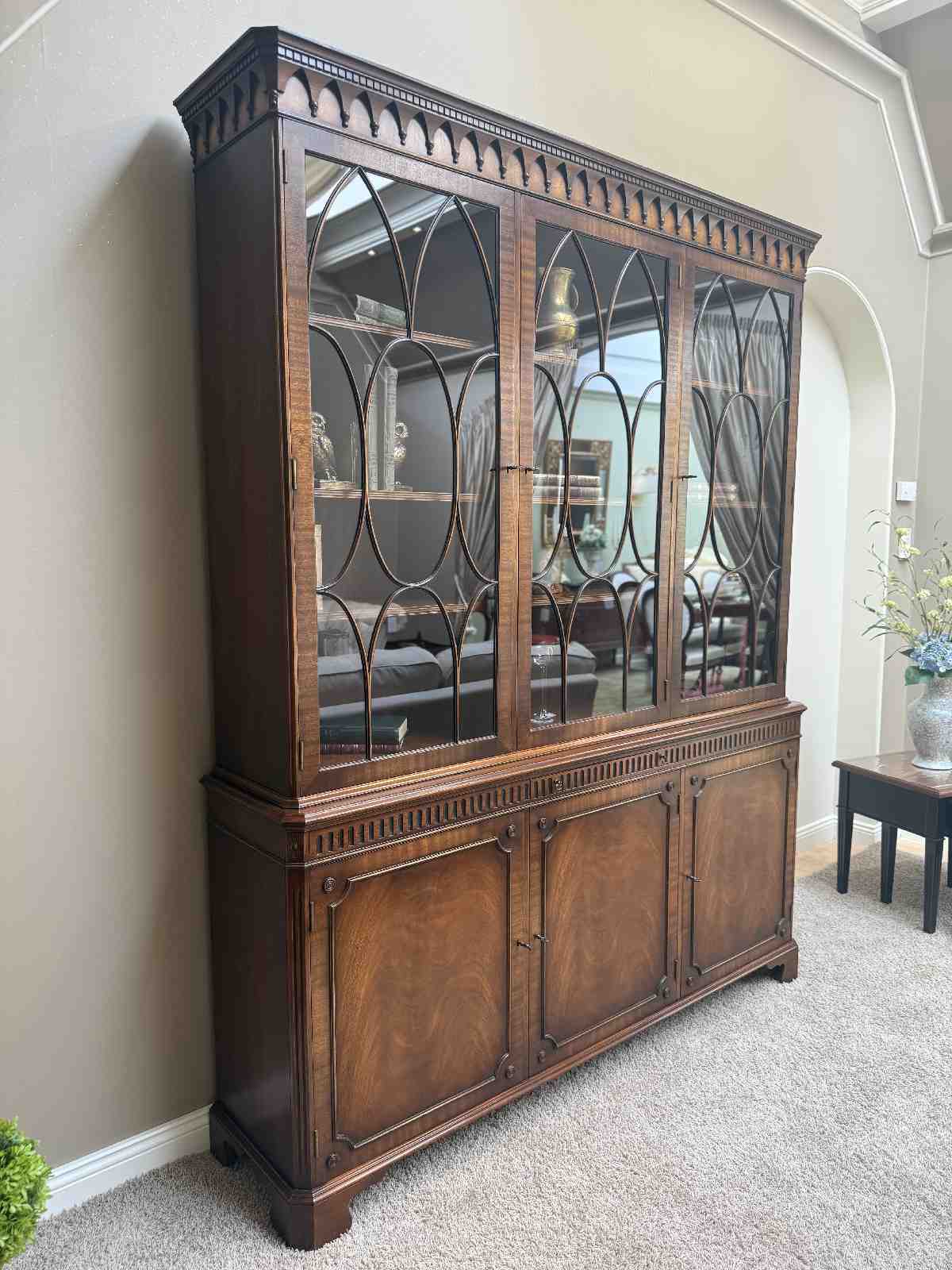 Seitliche Perspektive der Vitrine im englischen Stil von Reprodux.