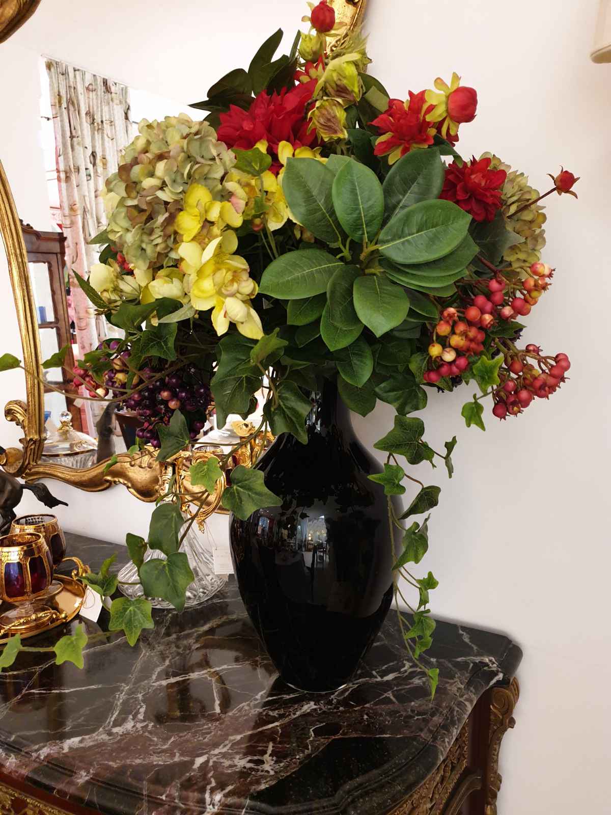 Murano Vase in schwarz, signiert, klassische Blumenvase, Frontalansicht.