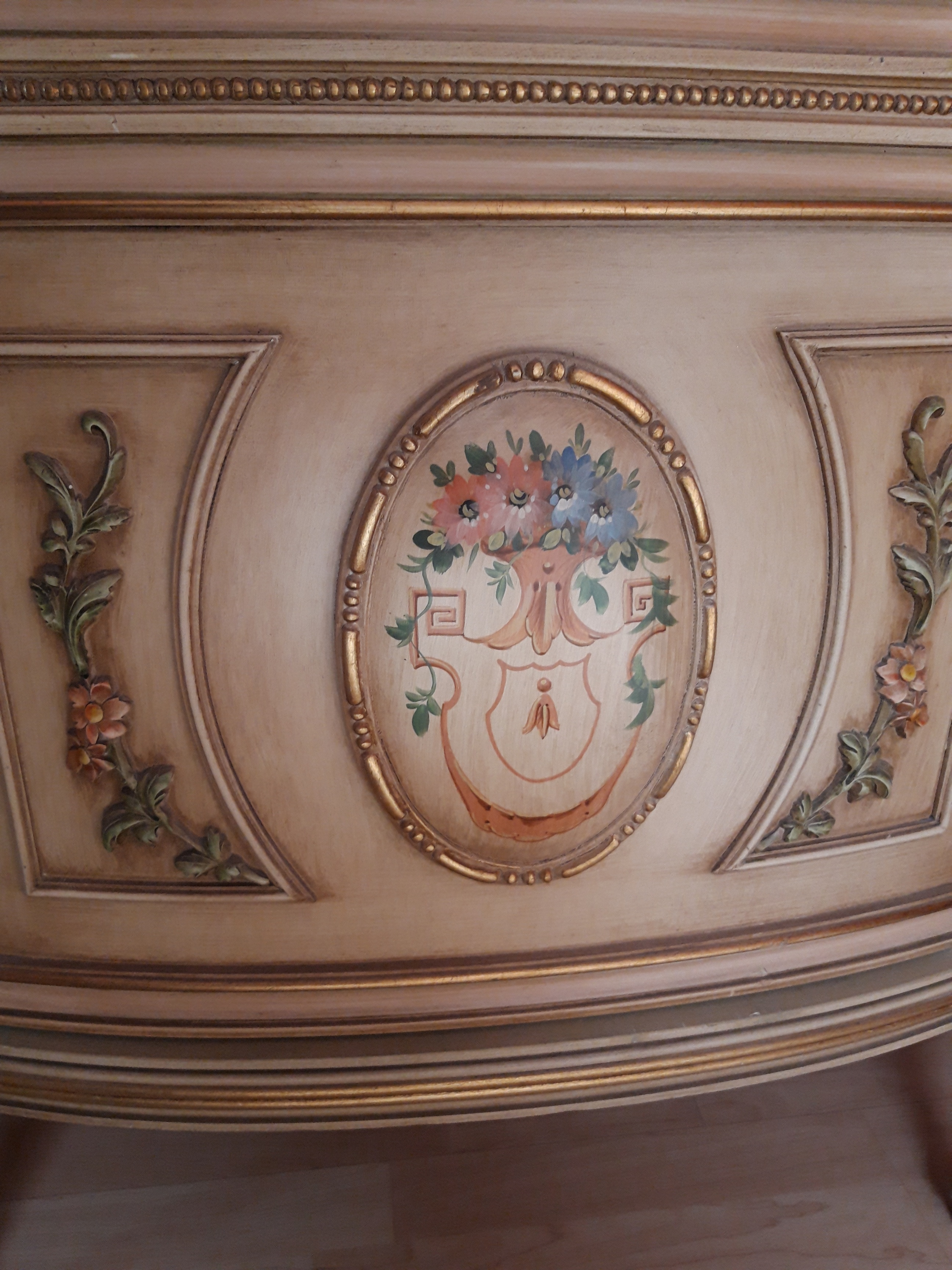 Blüten-Medaillon an der Vitrine frontal