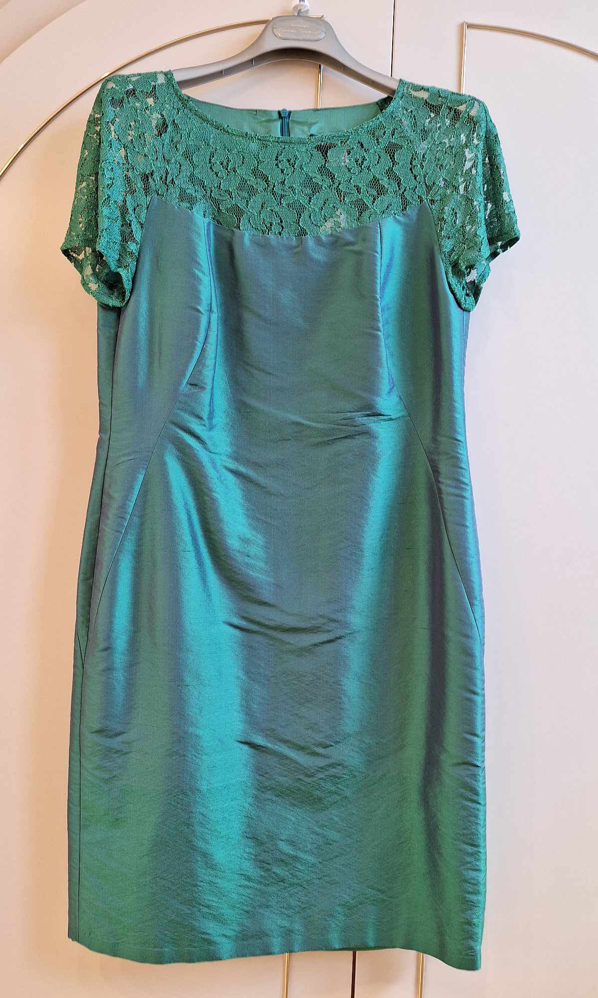 Patrizia Dini Kleid, in grün, Größe 38, aus Seide mit Spitzeneinsatz, Frontalansicht.