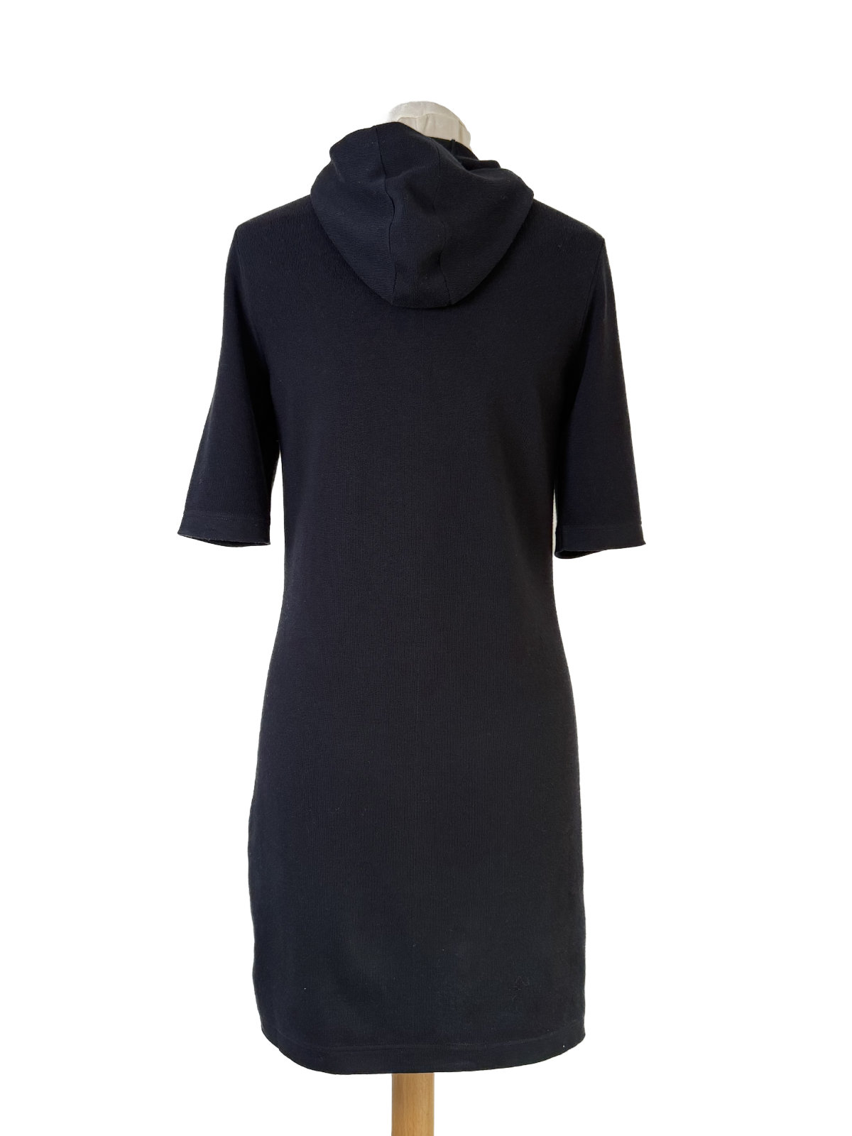 Rückansicht des schwarzen Chanel Kleides mit Kapuze und weicher Baumwoll-Kaschmir-Struktur.