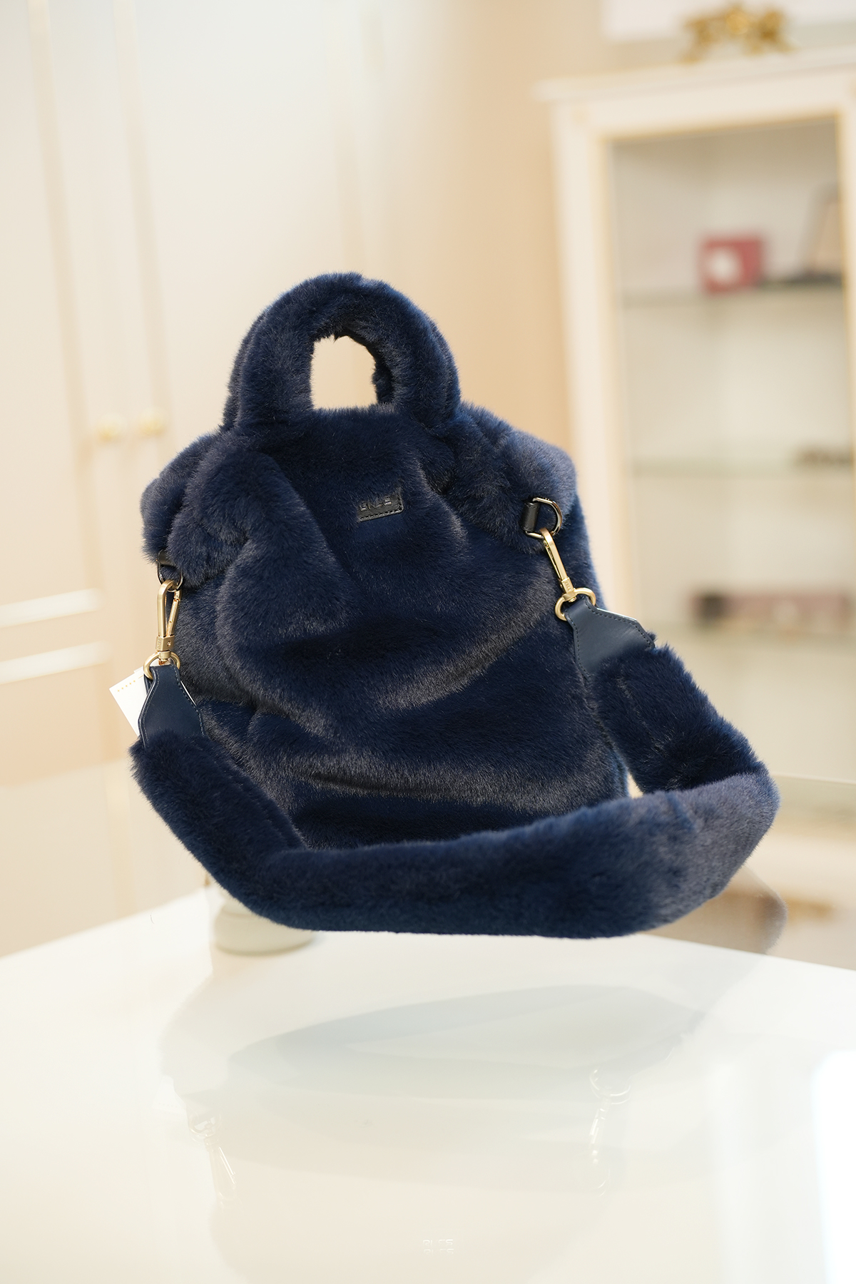 Bree Tasche aus blauem Kunstpelz – dunkelblau – wie neu
