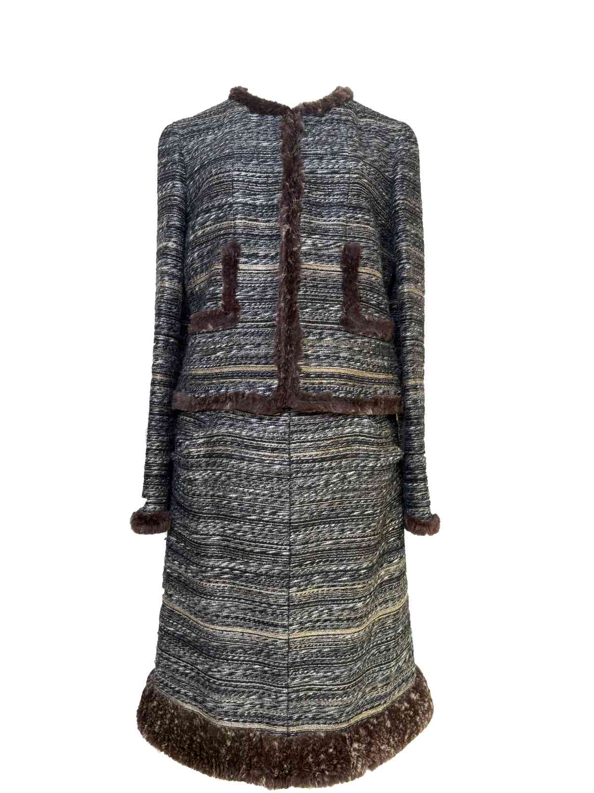 CHANEL Kostüm mit Fellbesatz, in schwarz grau gold, in Größe 38 detail.