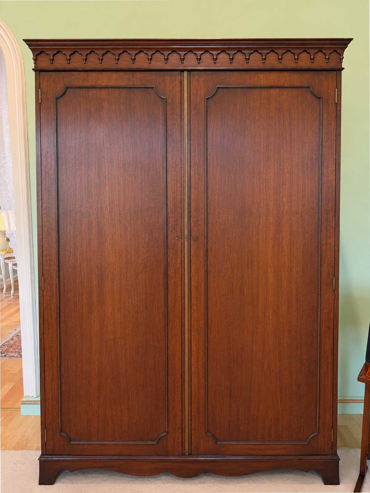 Englischer Mahagoni Schrank Steven frontal fotografiert.