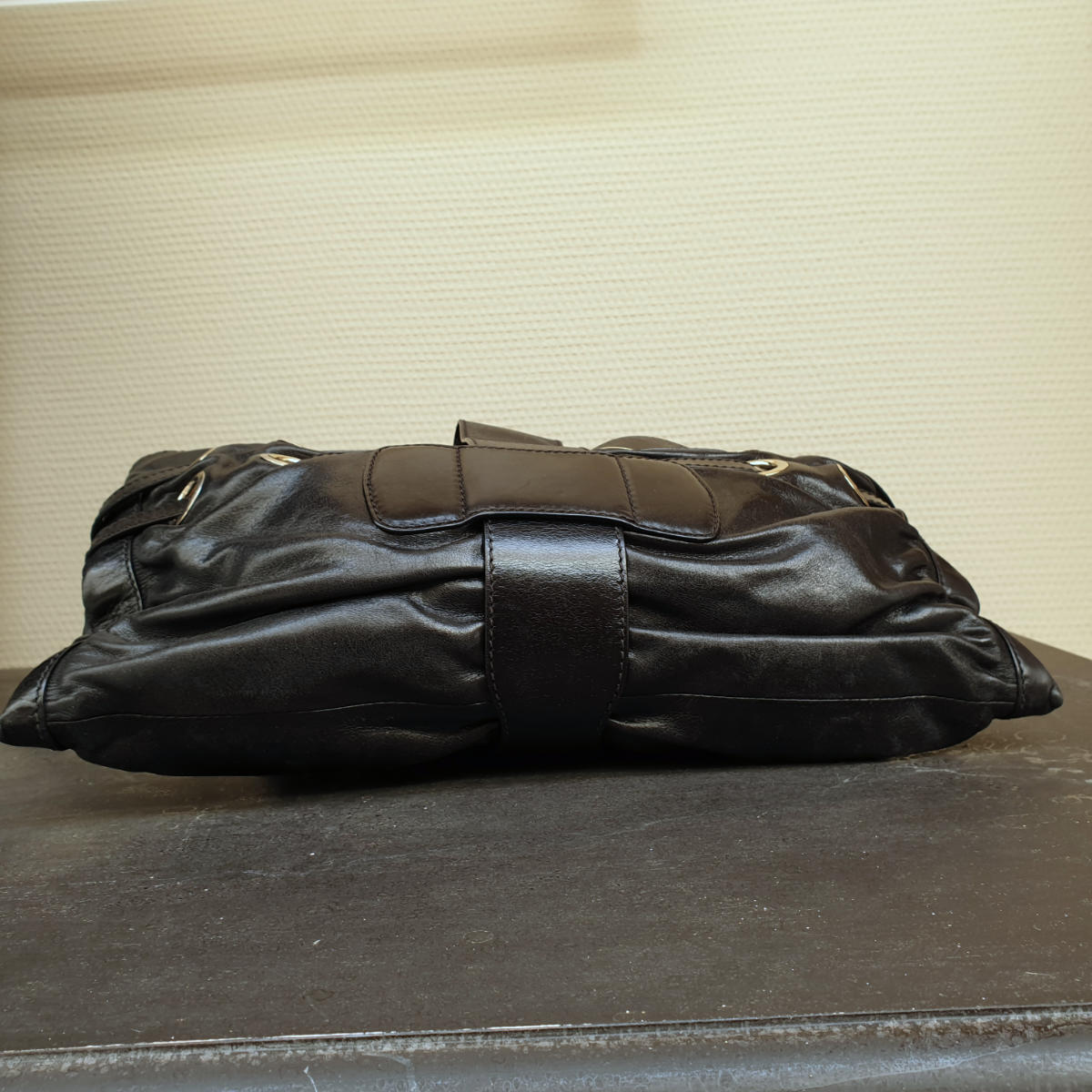 Jimmy Choo Tasche, in schwarz, aus Leder, Gürtel Design, unten.