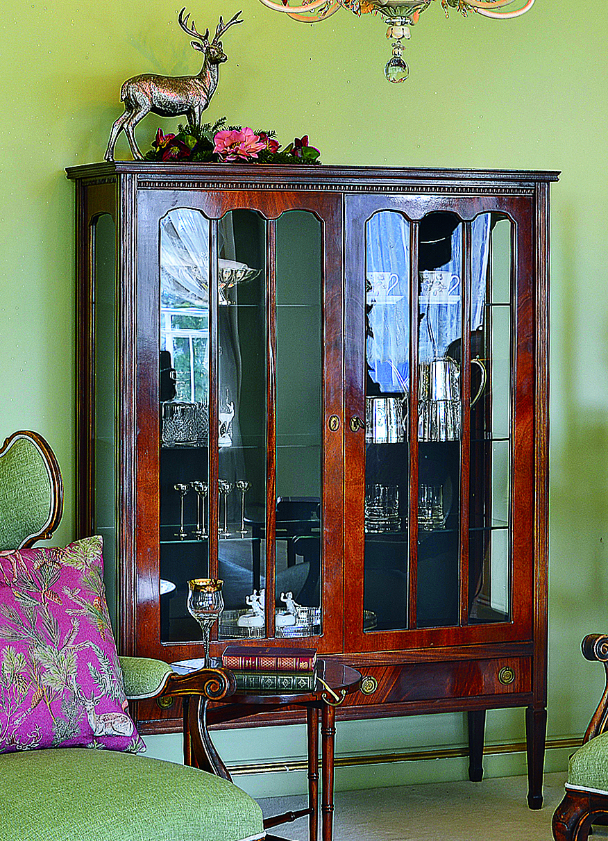 Vitrine Oliver im englischen Stil aus Mahagoni mit eleganten Glastüren.